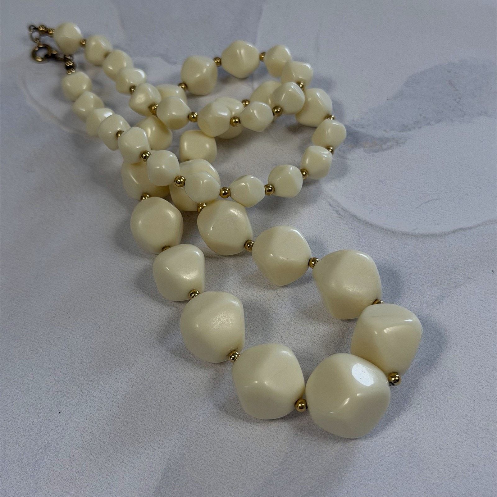 Vintage VTG Avon Nugget Necklace 24" Chunky Cream Graduated Beads Size ONE SIZE - 6 Thumbnail