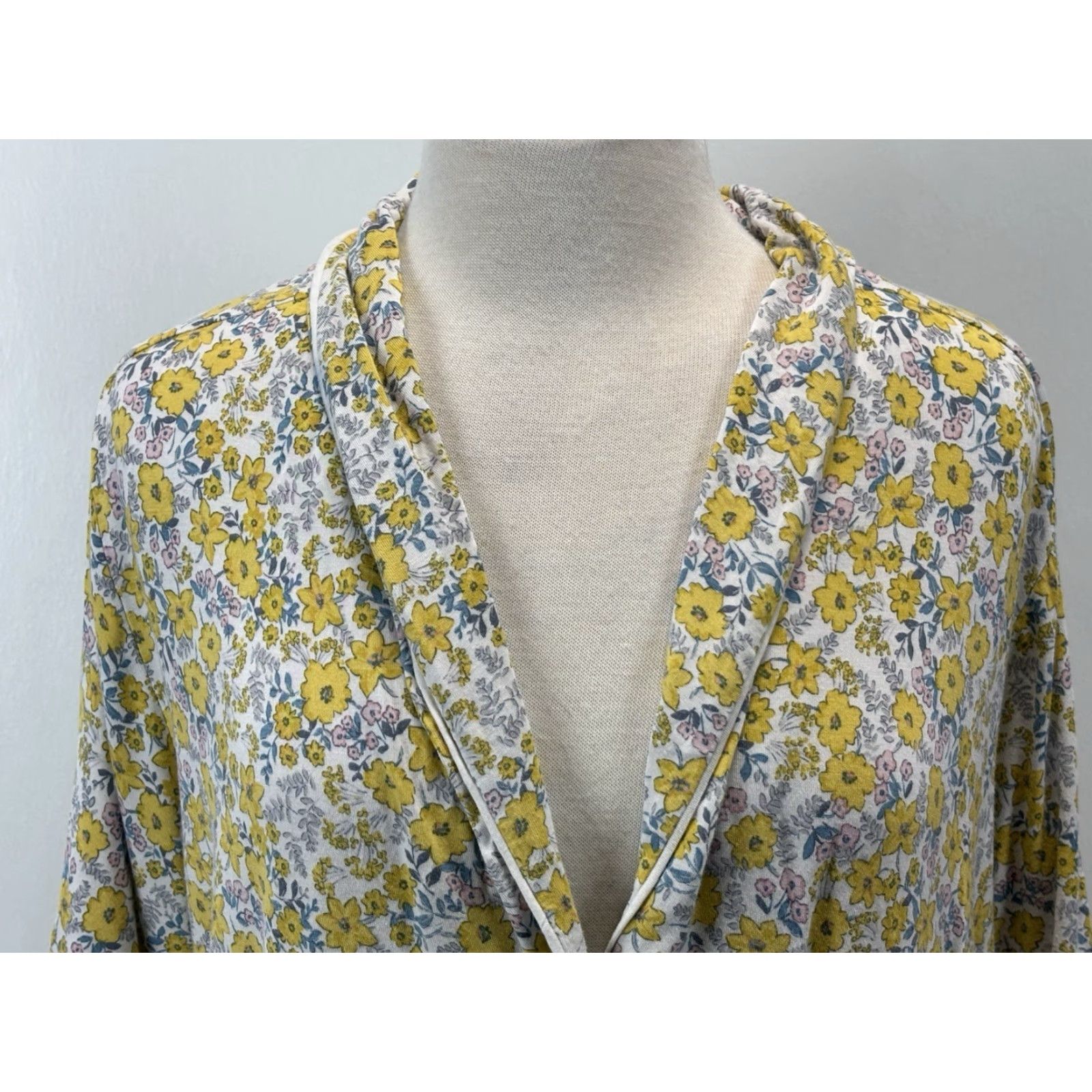Loft VINTAGE? Wait LOFT is not vintage. So: LOFT Pajama Set | Women's Plus Size 16/18 | Short Sleeve Floral Yellow Rayon Blend 2-Piece Sleepwear Set Size 38" / US 16 / IT 52 - 6 Thumbnail