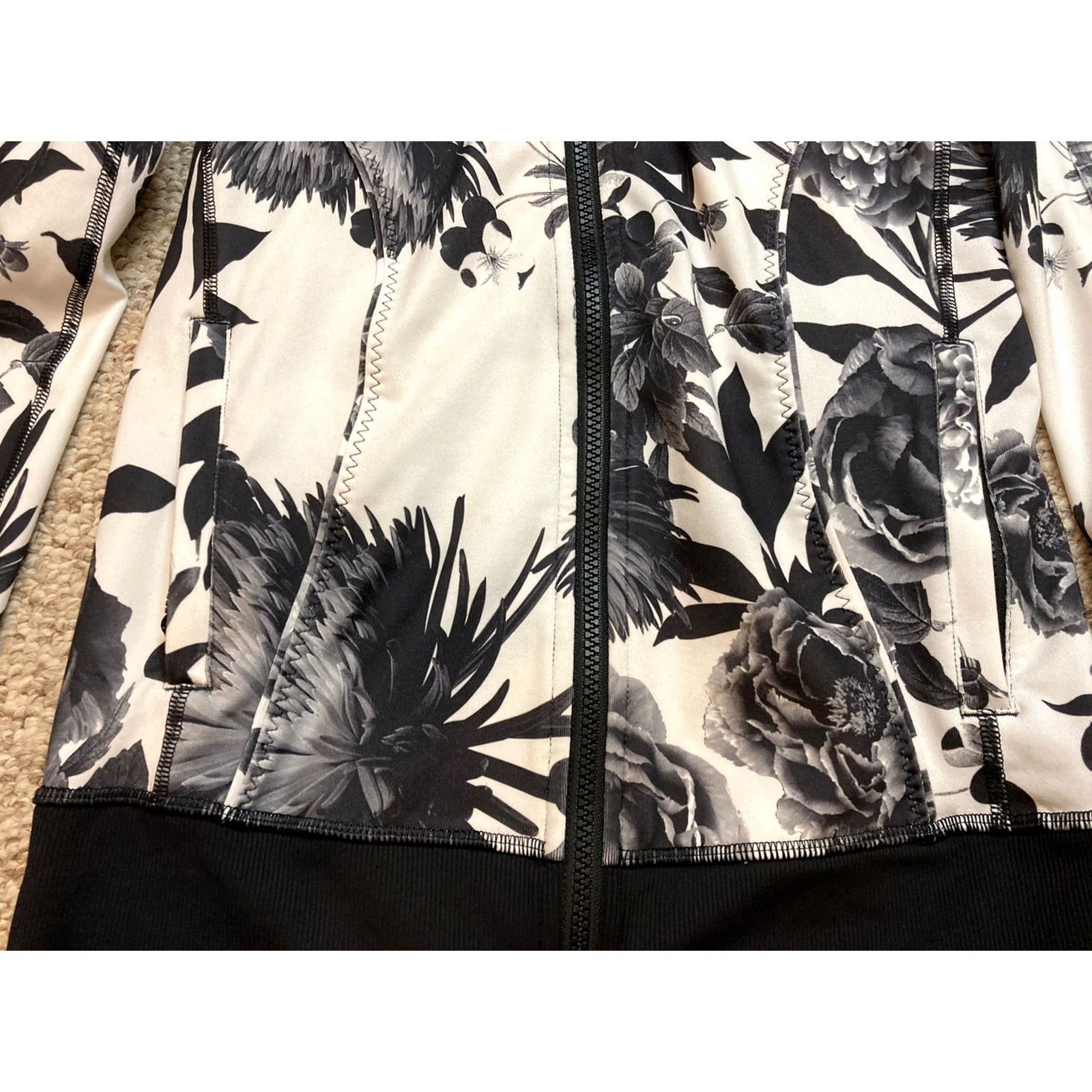 Lululemon Lululemon Nice Asana Jacket Women Sz 4 Brisk Bloom Floral Full Zip Black White Size S / US 4 / IT 40 - 4 Thumbnail