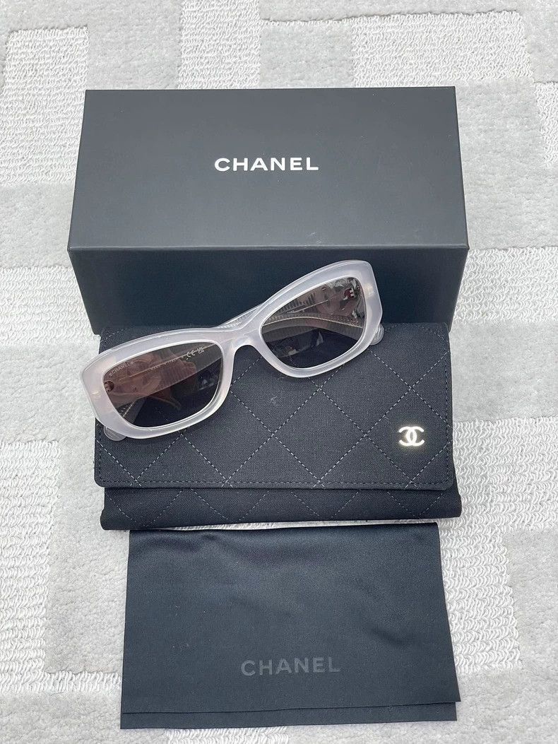 Chanel Chanel Holiday Sweetheart Sunglasses -2505 Size ONE SIZE - 2 Thumbnail