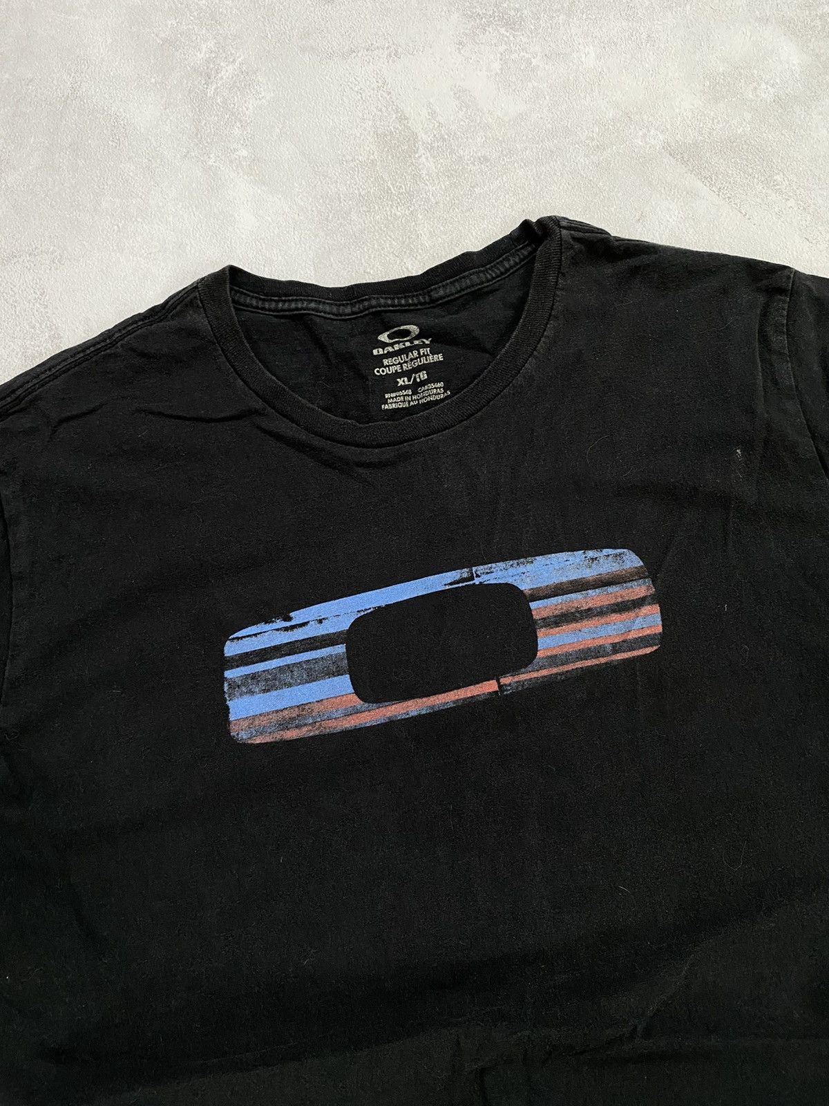 Japanese Brand 🔋Vintage T-Shirt OAKLEY Center Logo Size US XL / EU 56 / 4 - 2 Thumbnail
