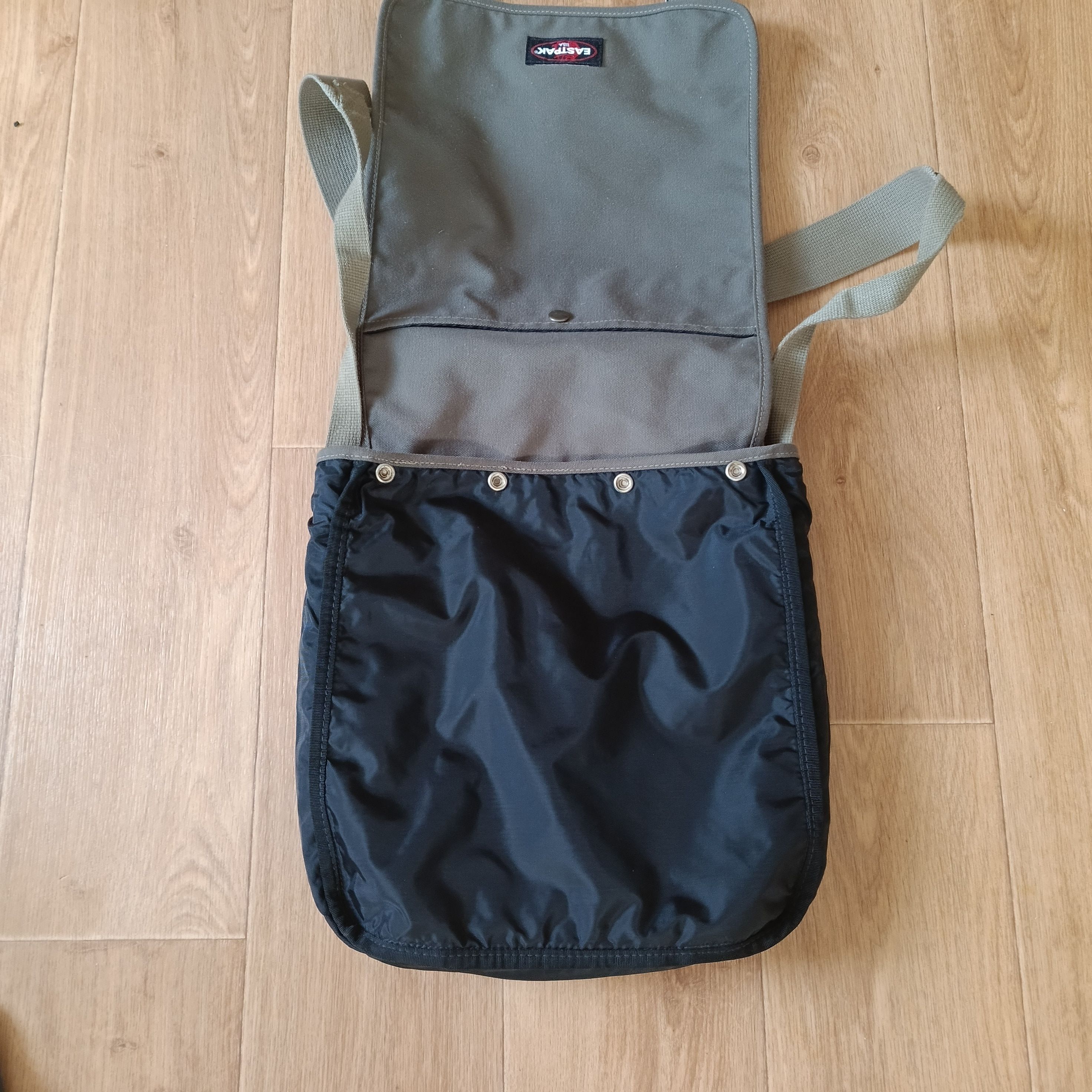 Eastpak × Vintage Eastpack Anarchy messenger bag khaki shoulder cross body bag Size ONE SIZE - 16 Thumbnail