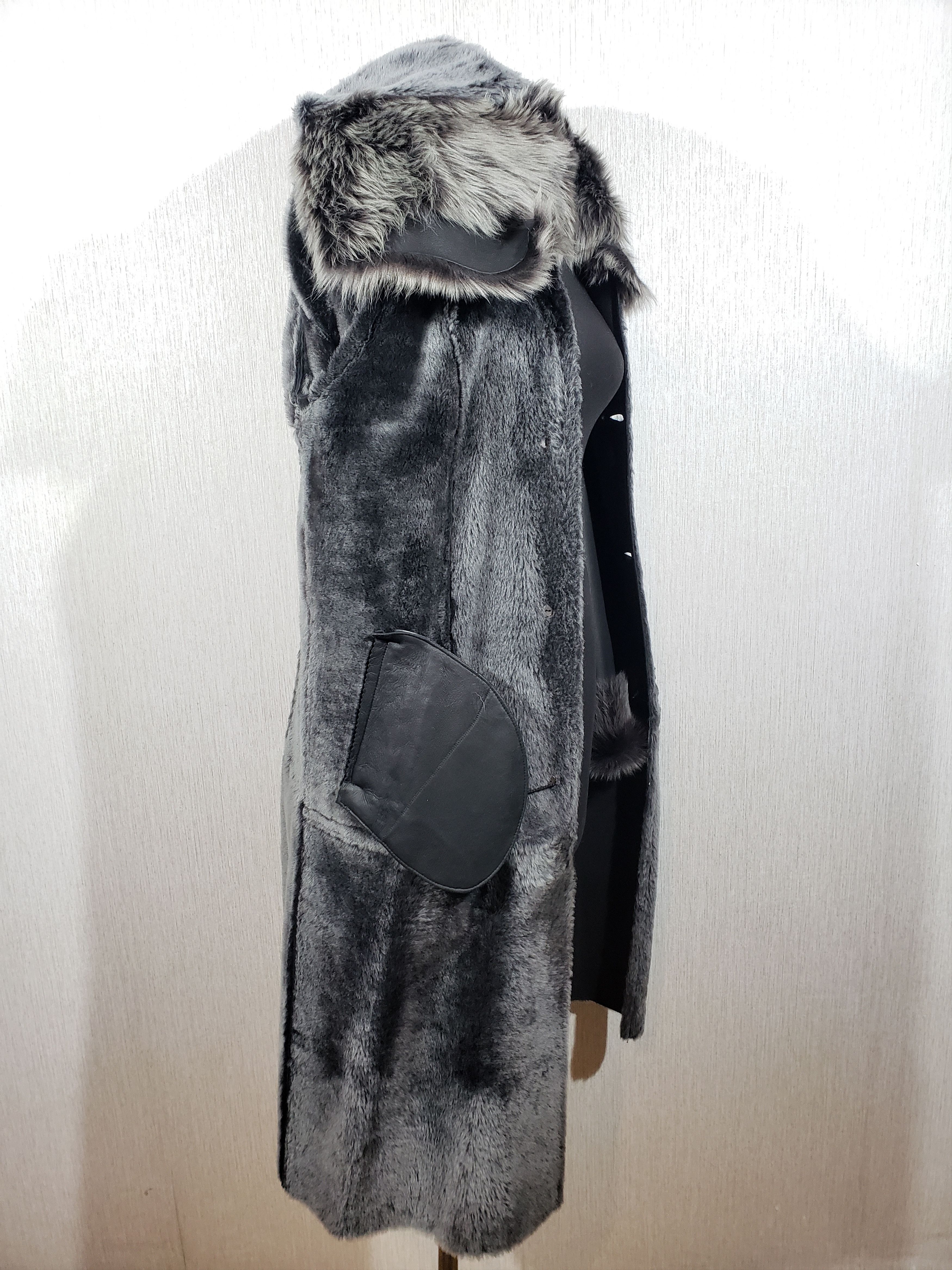 Other Stylish black sheepskin coat with a luxurious warm hood. Size M / US 6-8 / IT 42-44 - 9 Thumbnail
