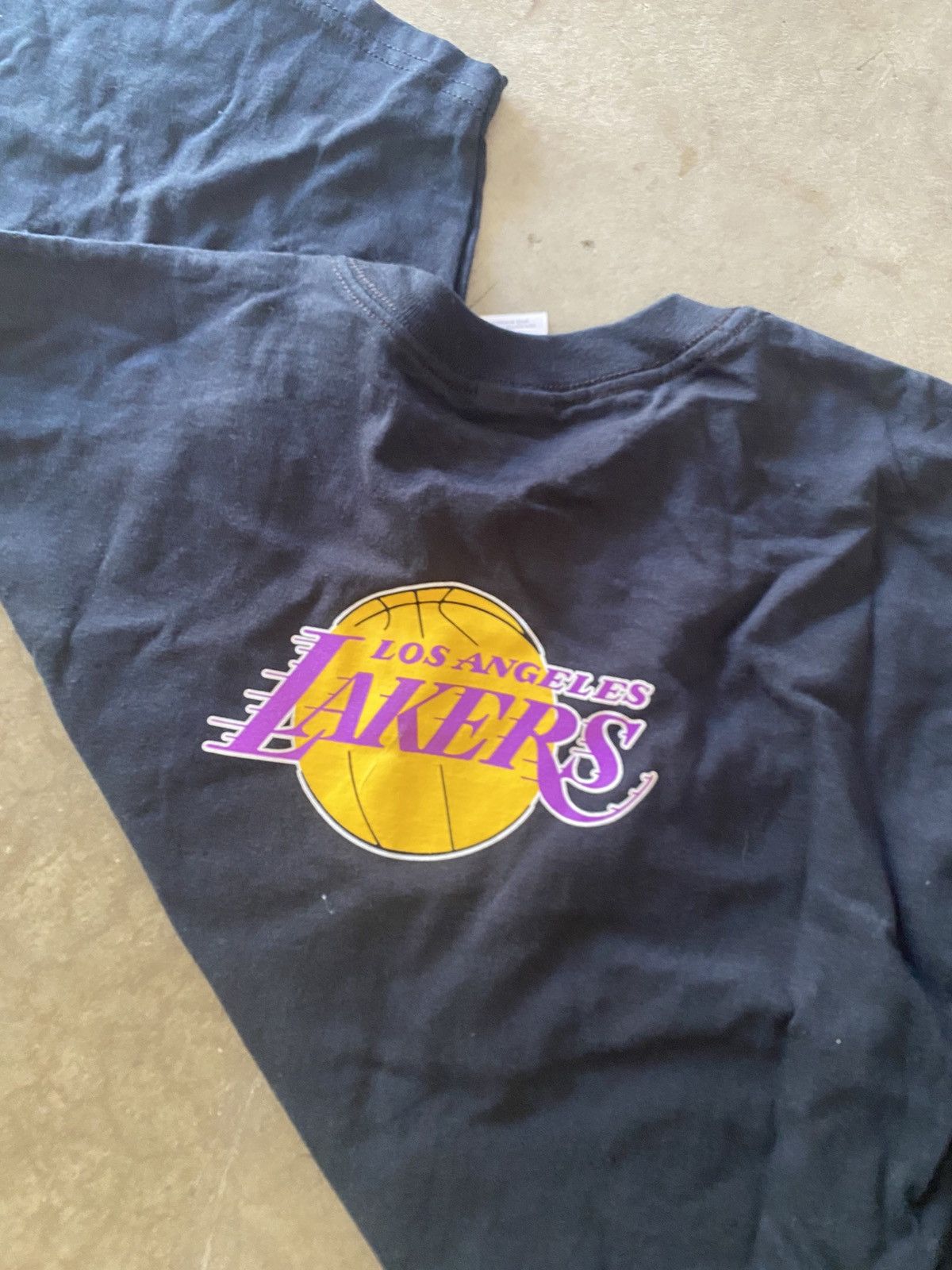 Vintage Vintage Los Angeles Lakers 2004 Team Tee Size US XL / EU 56 / 4 - 6 Thumbnail