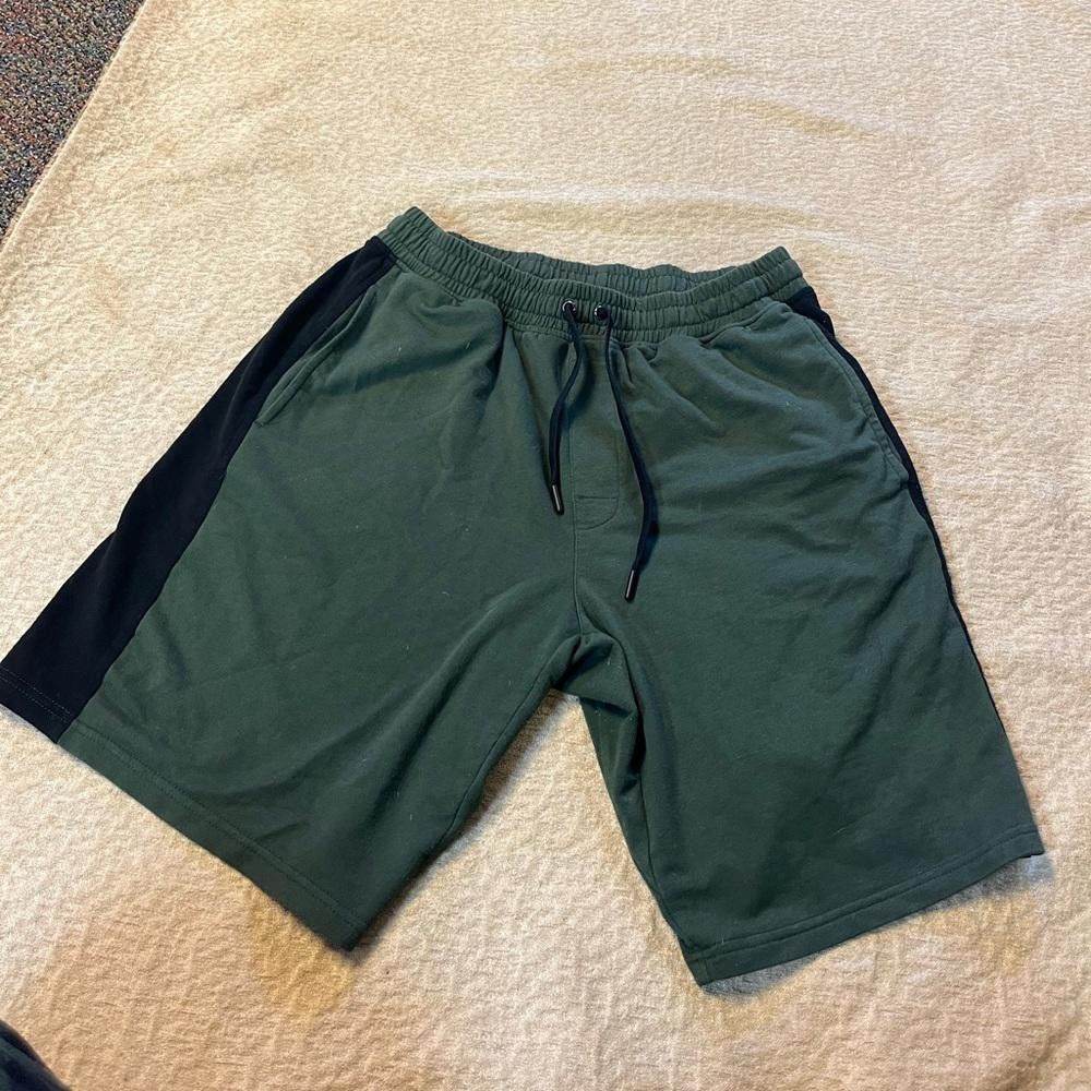 Calvin Klein Calvin Klein army green shorts large Size 36" / US 14 / IT 50 - 1 Thumbnail