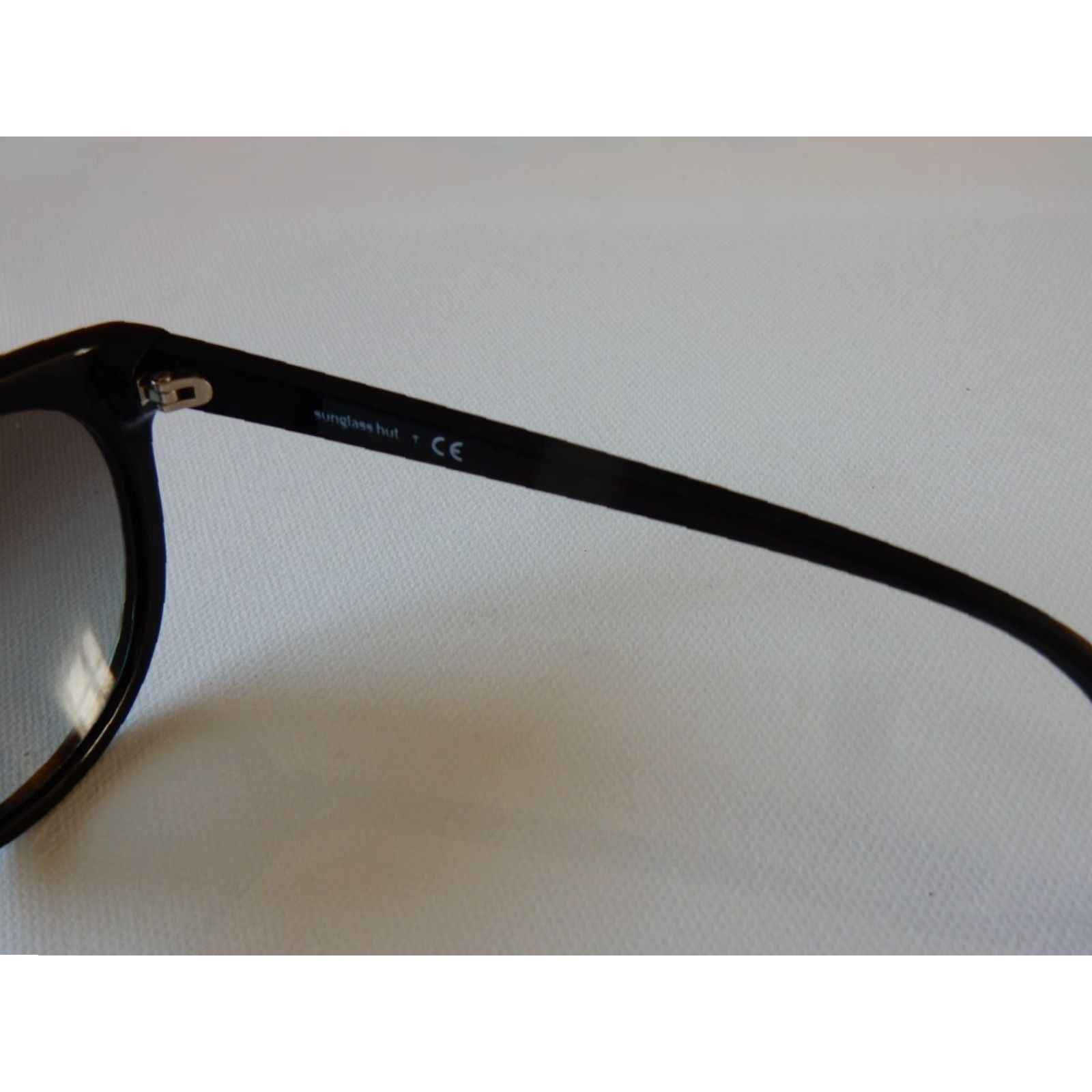 Vintage VINTAGE Sunglasses Hut Women's Sunglasses Black Small Scratches 2011 Size ONE SIZE - 5 Thumbnail