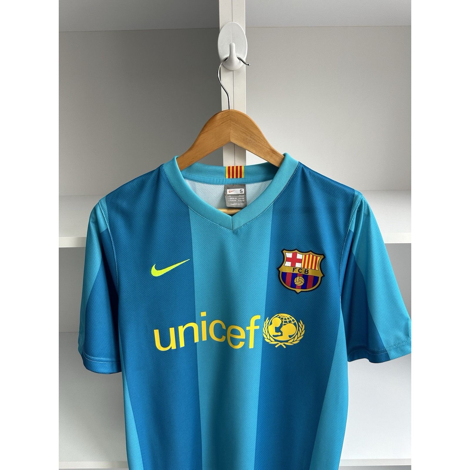 Nike BARCELONA 2007 2008 AWAY FOOTBALL SOCCER SHIRT JERSEY NIKE 2 Size US S / EU 44-46 / 1 - 3 Thumbnail