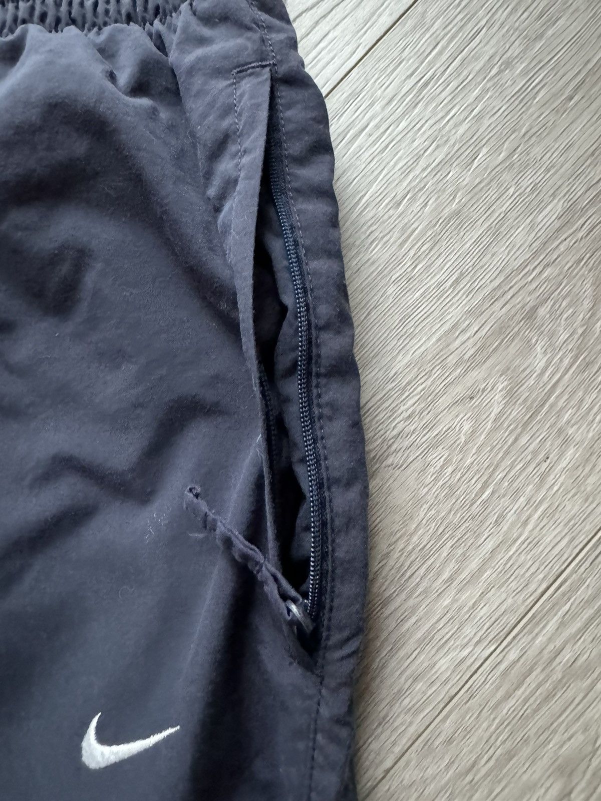 Nike × Vintage Vintage Nike Swoosh Navy Nylon Trackpants Y2K L Size US 31 - 5 Thumbnail