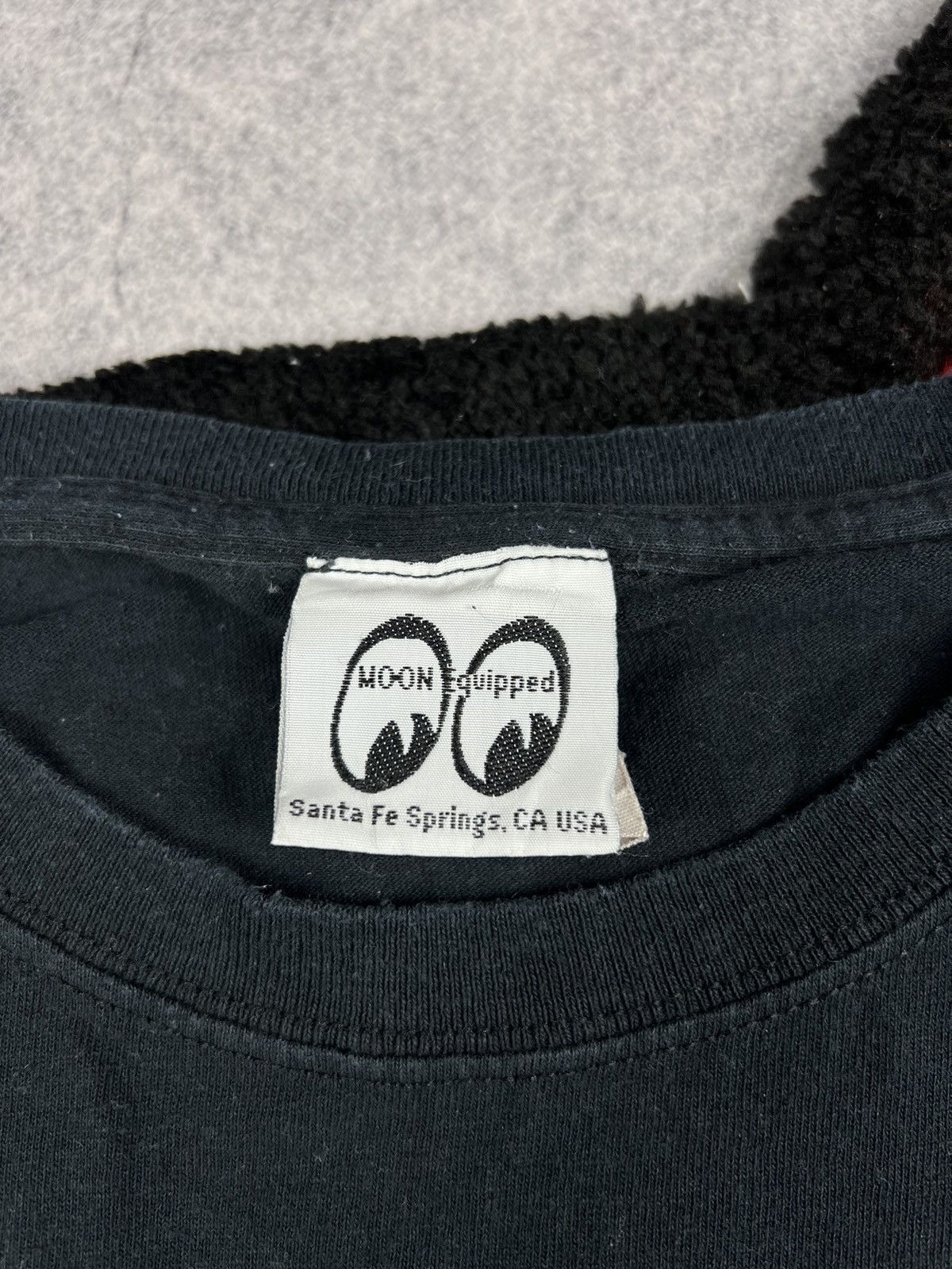 Vintage Vintage 90s Mooneyes Equipped USA Retro Big Logo Y2K Tee Size US XL / EU 56 / 4 - 10 Thumbnail