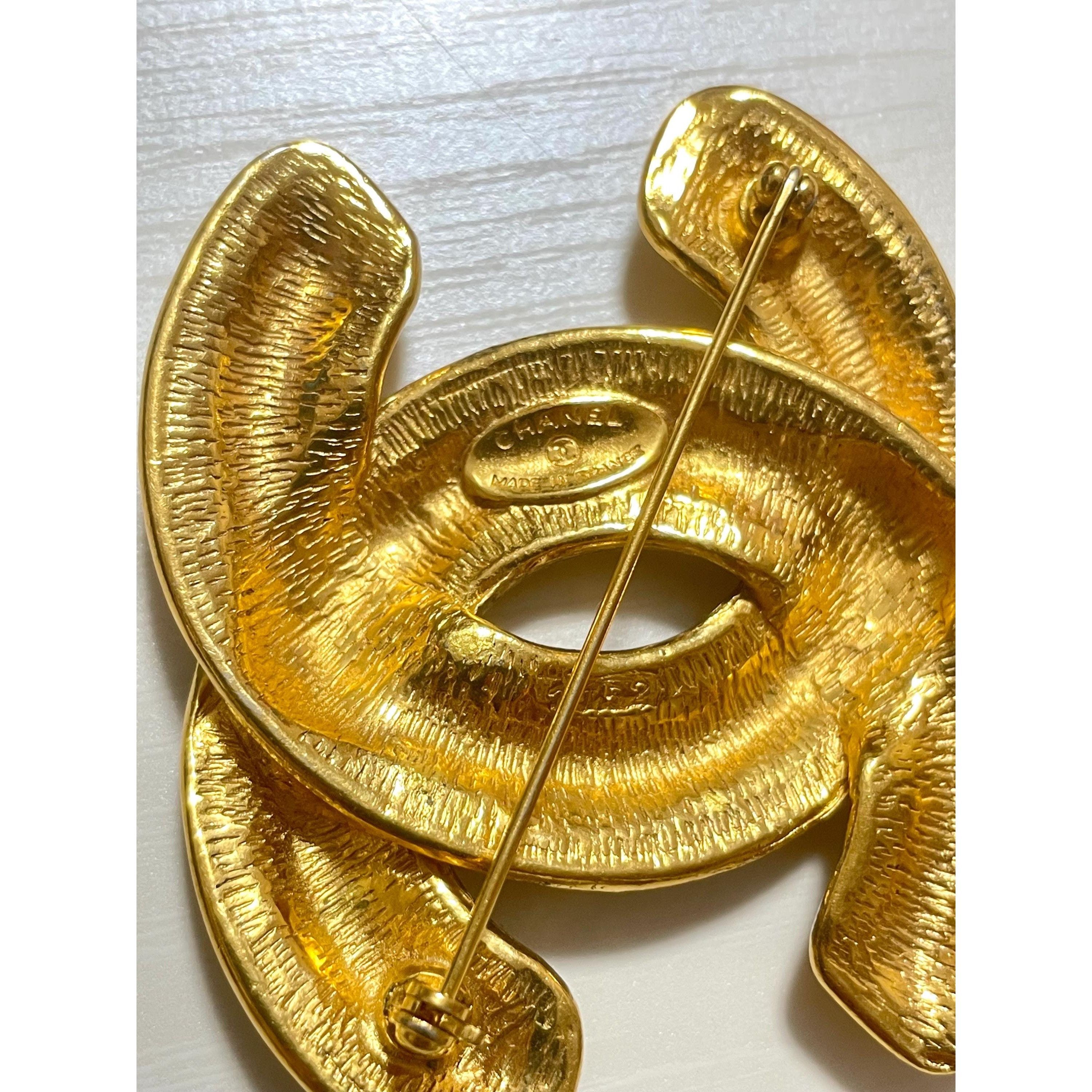 Chanel Vintage Chanel classic large matelasse CC brooch. Must have Size ONE SIZE - 5 Thumbnail