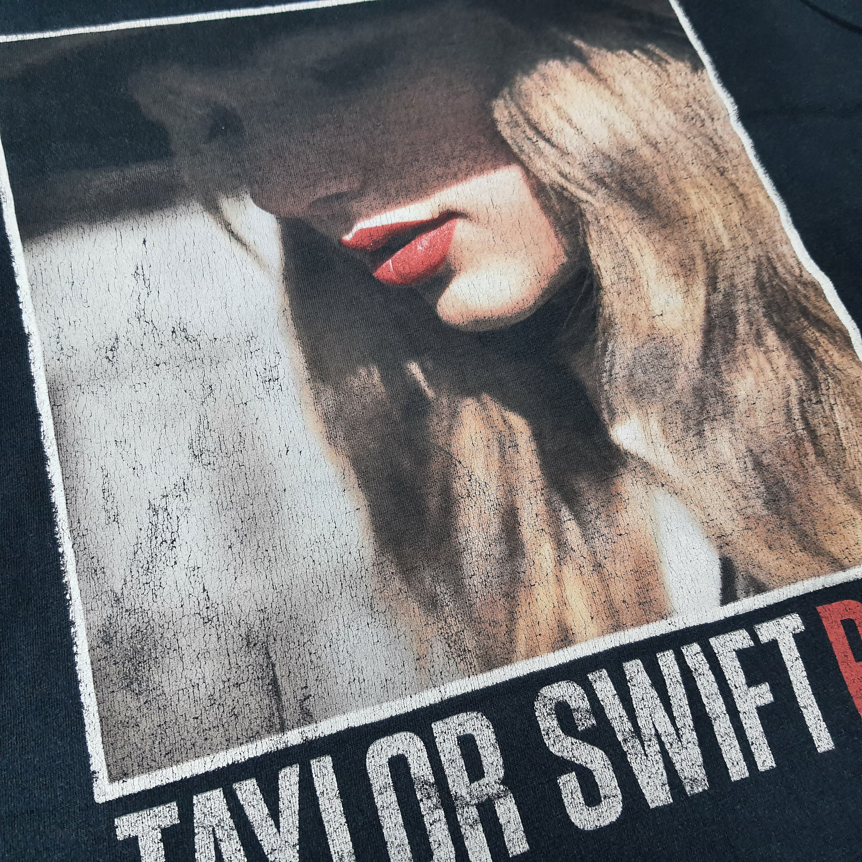 Band Tees Vintage Taylor Swift Red Tour Concert Tshirt C259N45 Size US L / EU 52-54 / 3 - 2 Thumbnail