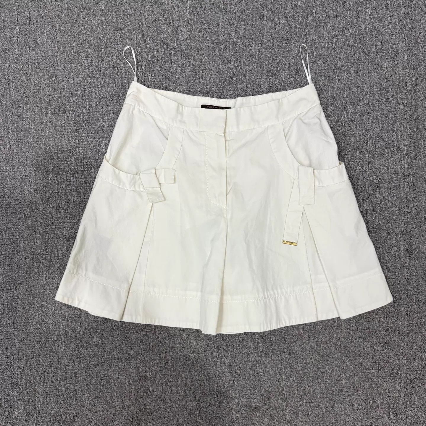 Louis Vuitton Louis Vuitton white short skirt 34 95new Size 25" / US 0 / IT 36 - 1 Thumbnail