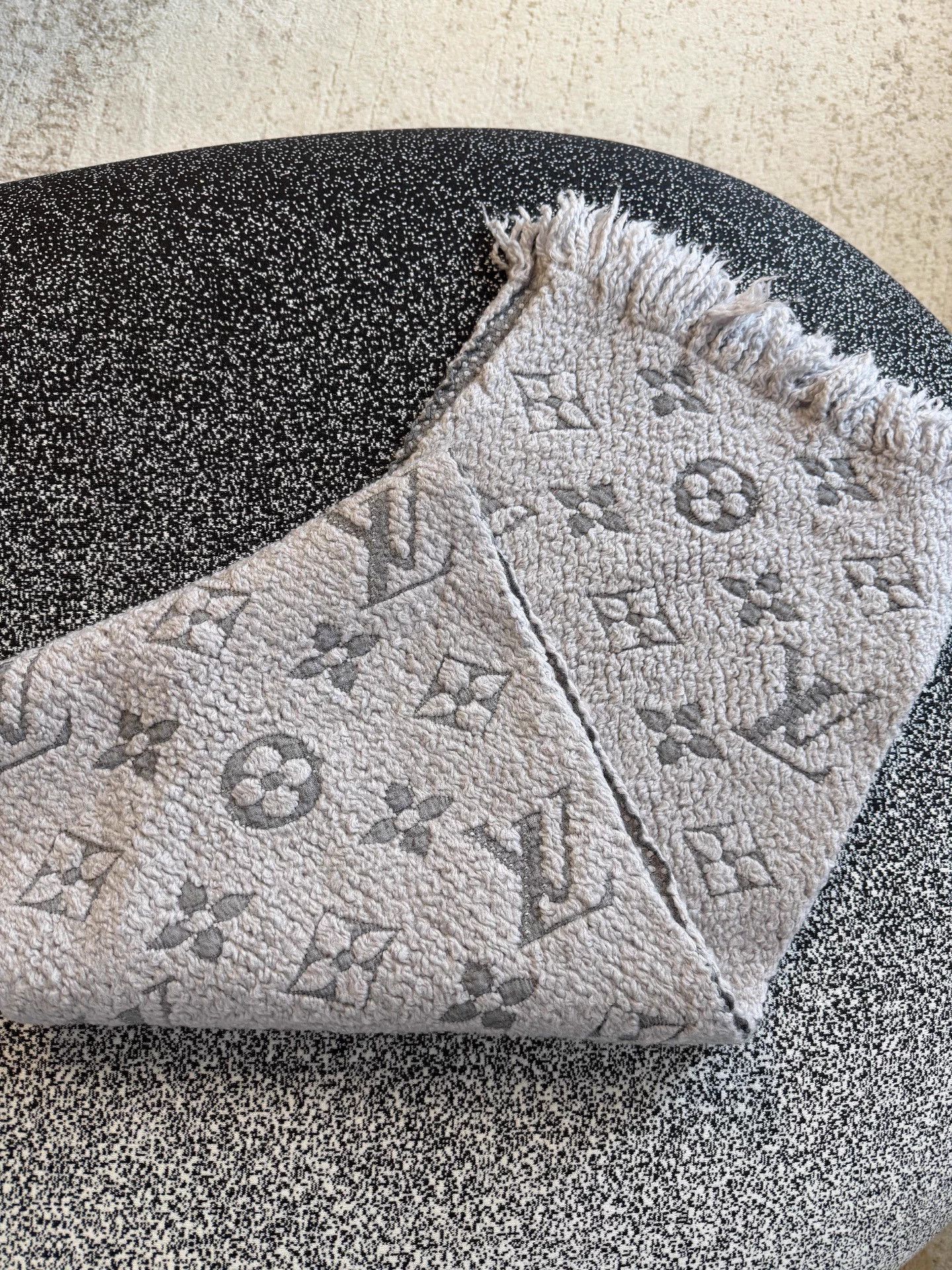 Louis Vuitton Louis Vuitton all over print gray scarf Size ONE SIZE - 1 Thumbnail