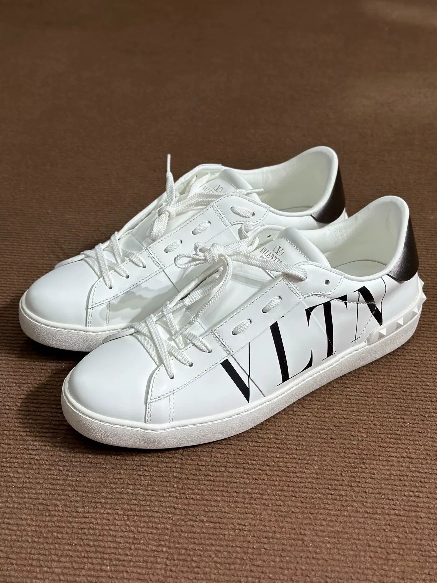 Valentino Valentino Leather White Lowtop Sneakers 43.5 Men Size US 10.5 / EU 43-44 - 1 Thumbnail