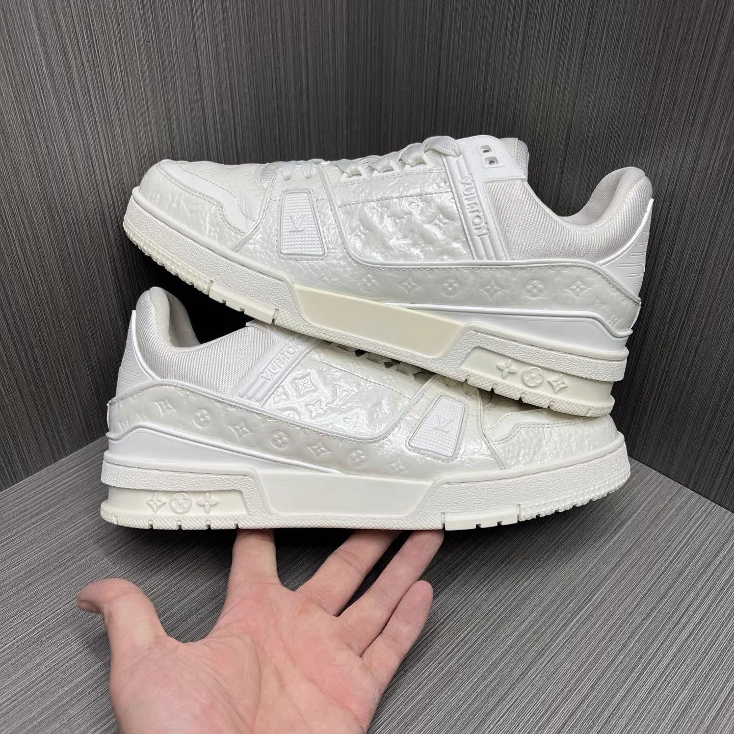 Louis Vuitton Louis Vuitton Trainer White Patent Leather Monogram K15 Size US 8 / EU 41 - 5 Thumbnail