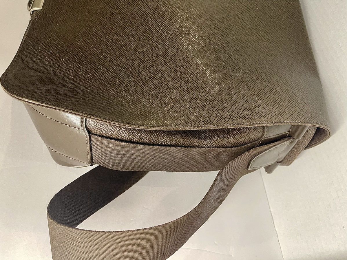 Louis Vuitton Louis Vuitton Brown Taiga Crossbody Bag Size ONE SIZE - 9 Thumbnail