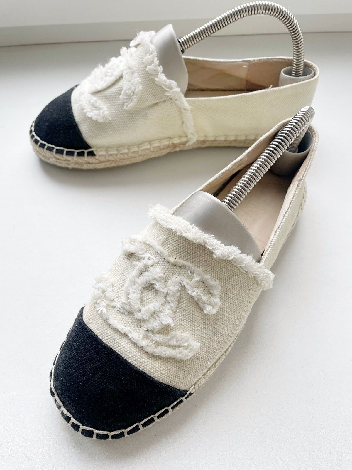 Chanel Chanel Big Logo Espadrilles White & Blue Made Spain Size 38 Size US 8 / IT 38 - 2 Thumbnail