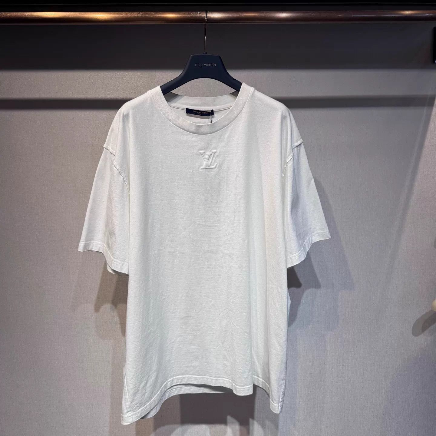Louis Vuitton Louis Vuitton White Embossed Logo Tee 4L New Size US XXL / EU 58 / 5 - 1 Thumbnail