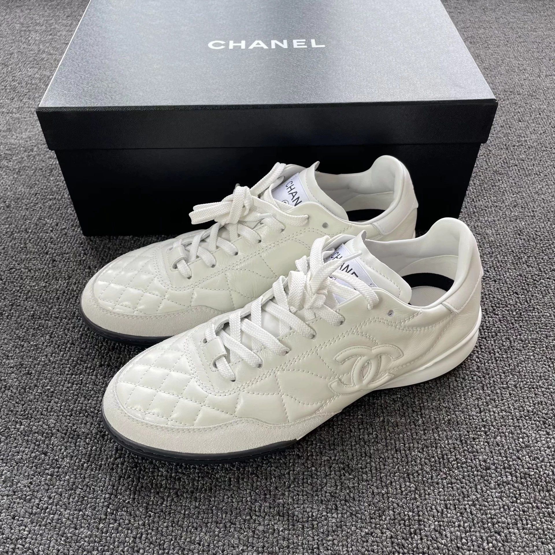 Chanel CHANEL 25S Women's White Deerskin Sneaker 38.5 Unused Size US 8 / IT 38 - 1 Thumbnail