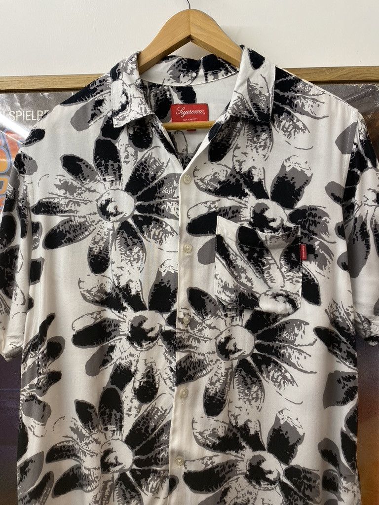 Supreme FW2017 Supreme Monochrome Daisy Floral Pattern Rayon Shirt Size US S / EU 44-46 / 1 - 2 Thumbnail
