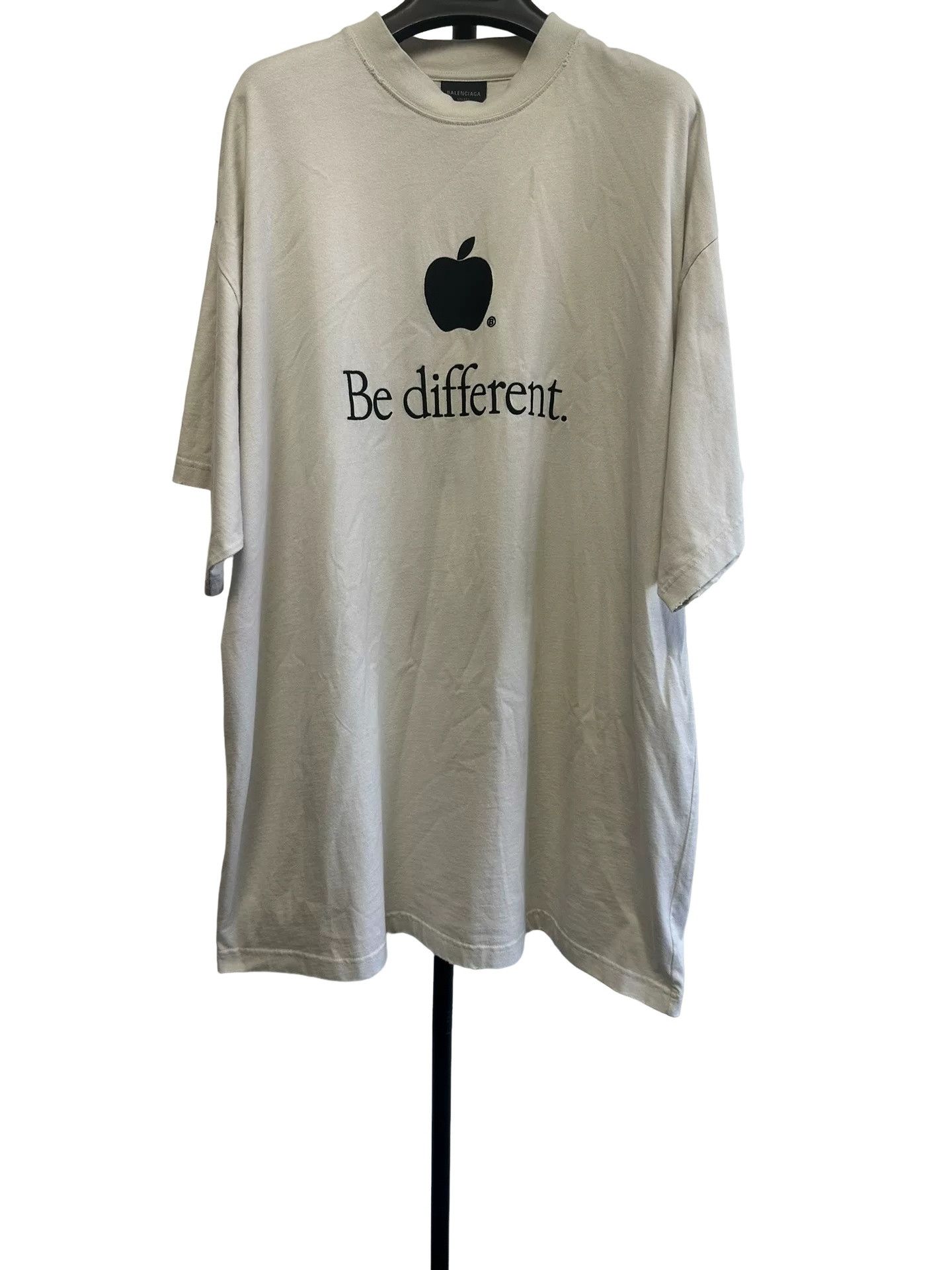 Balenciaga Balenciaga Apple Logo Be Different T-Shirt Size 3 Size US L / EU 52-54 / 3 - 1 Thumbnail