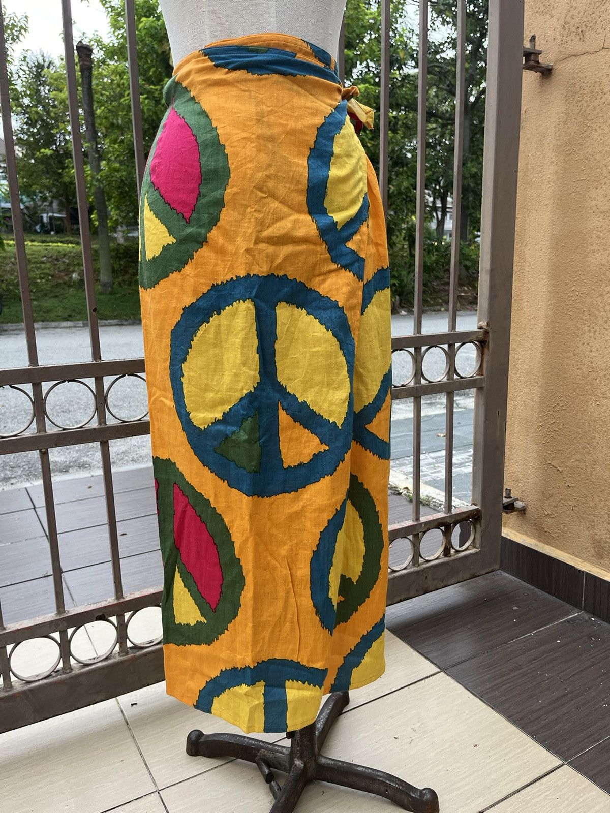 Moschino Peace printed pop colours wrap skirt Size 28" / US 6 / IT 42 - 5 Thumbnail