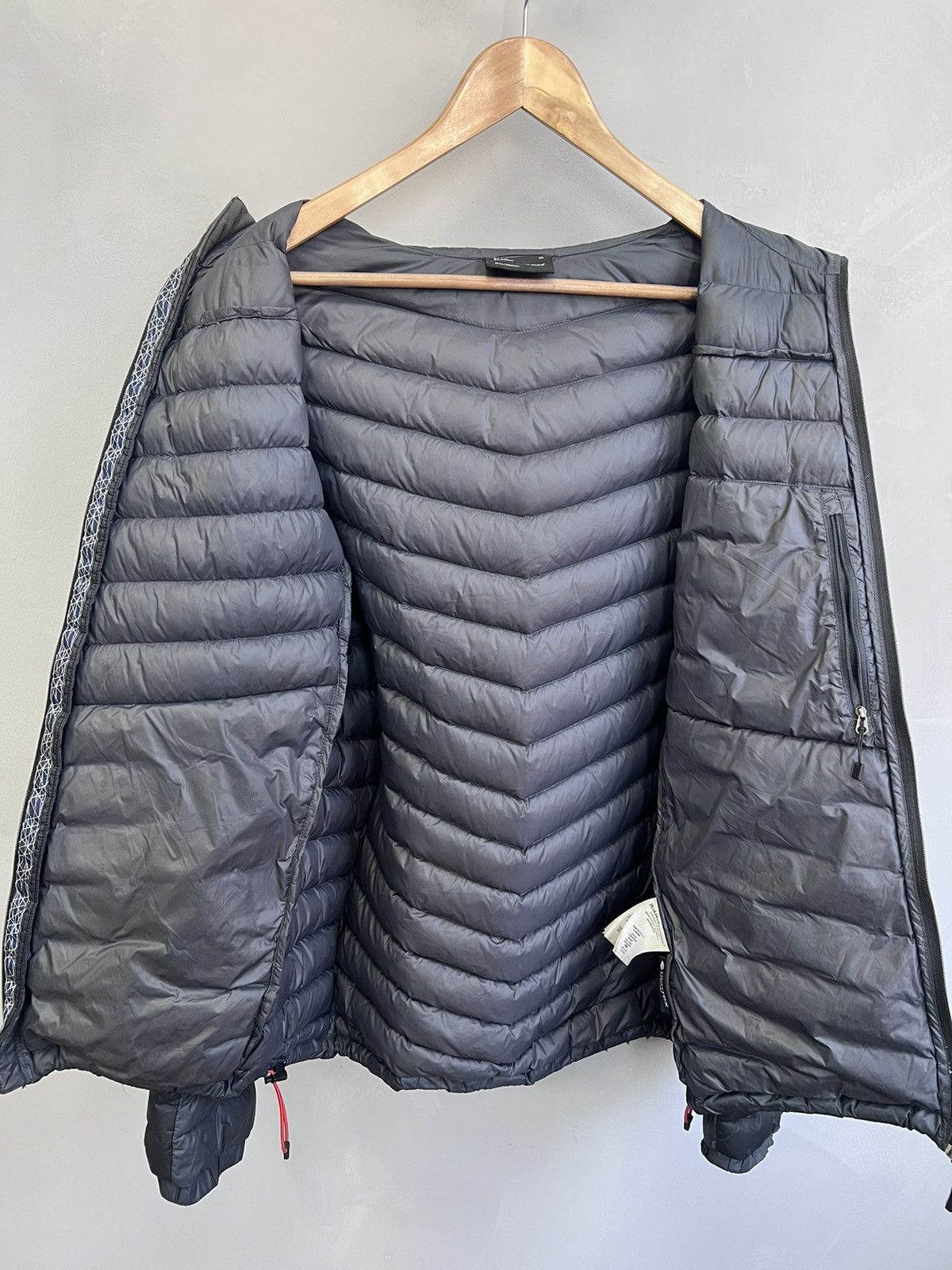 Peak Performance Light HOODED Down Jacket