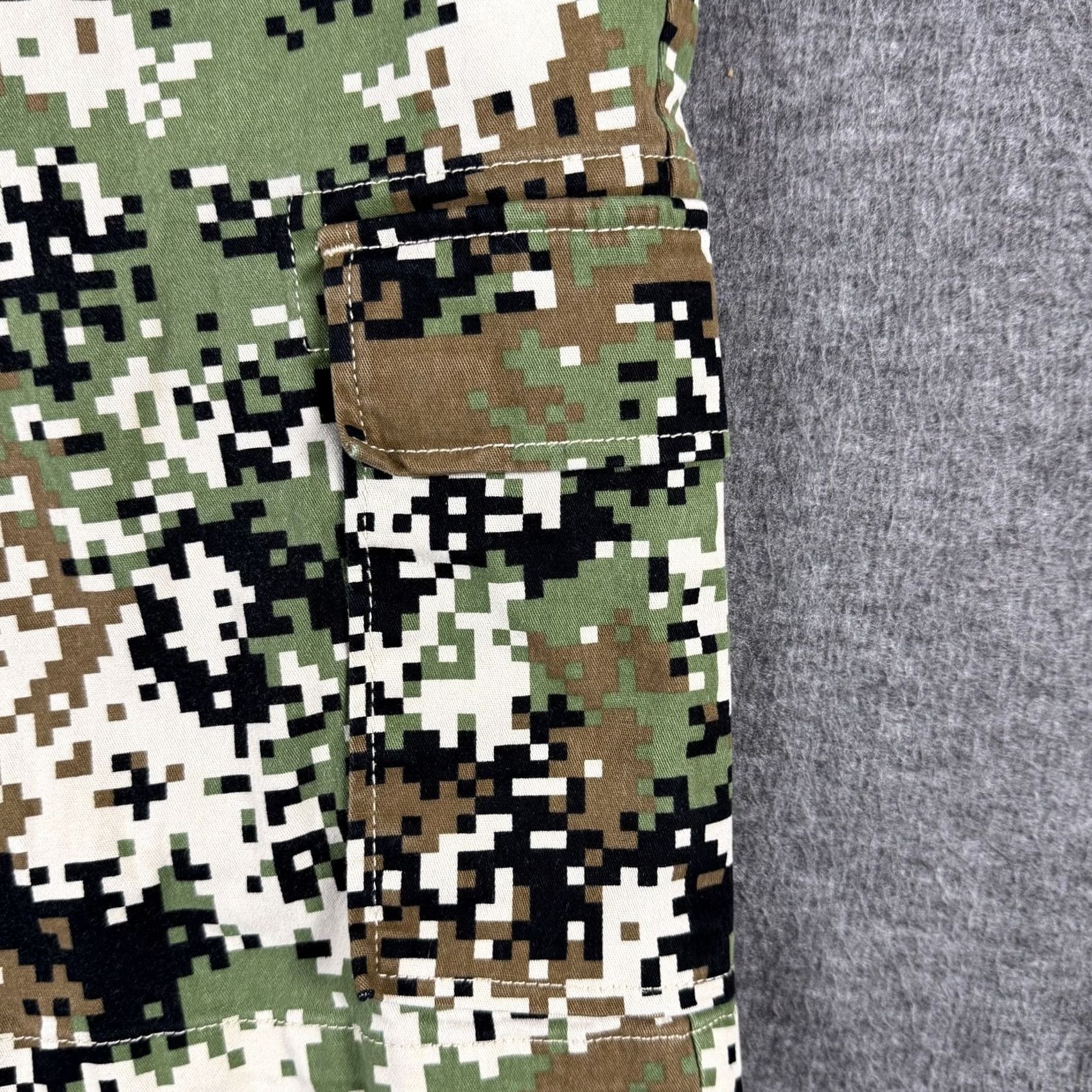 Vintage Dogg Supply Snoop Dogg Cargo Shorts Mens Medium Camo Digital Drawstring Pockets Size US 31 - 3 Thumbnail