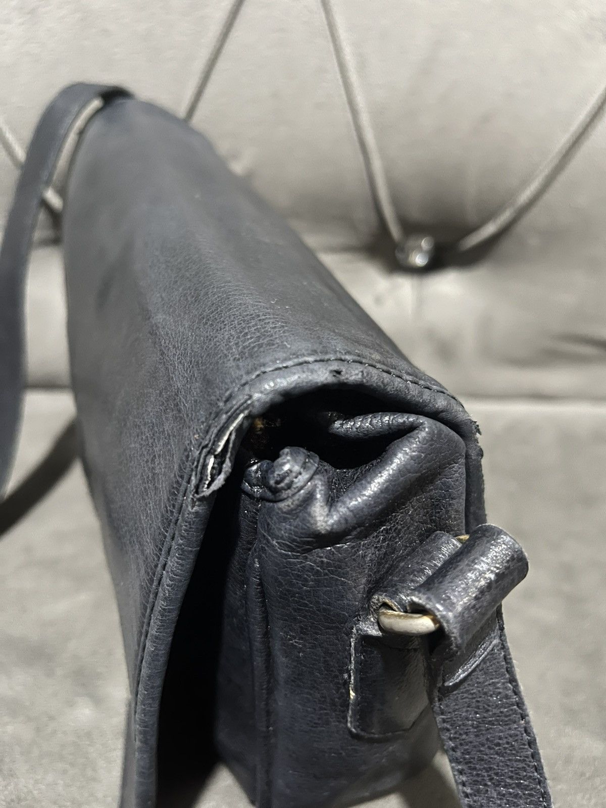 Yves Saint Laurent Authentic Yves Saint Laurent logo stitch shoulder bag Size ONE SIZE - 9 Thumbnail