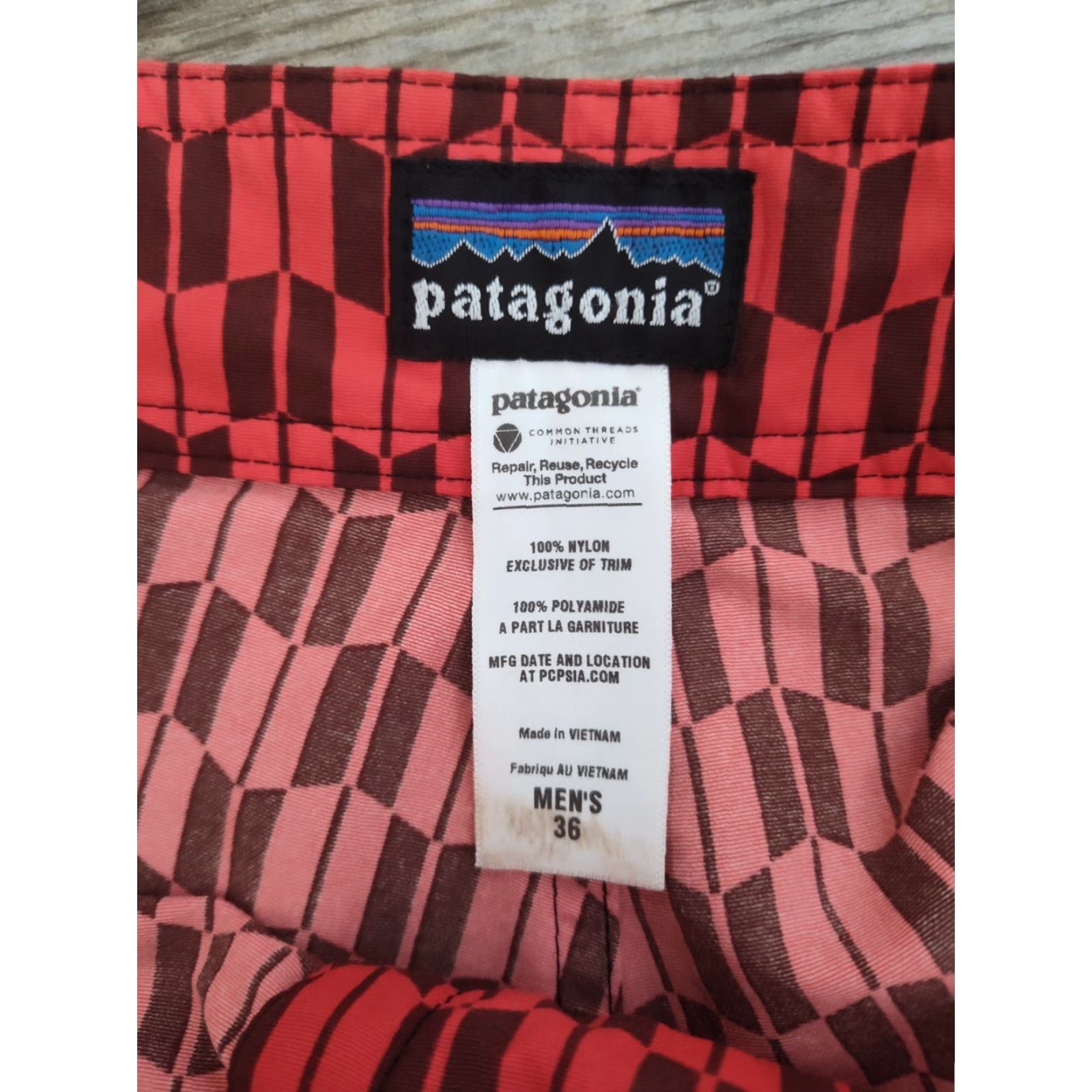 Patagonia Patagonia Wavefarer Board Shorts Quiver Glowing Ember Zip Pocket Men's Sz 36 Board Shorts Men Size US 36 / EU 52 - 6 Thumbnail