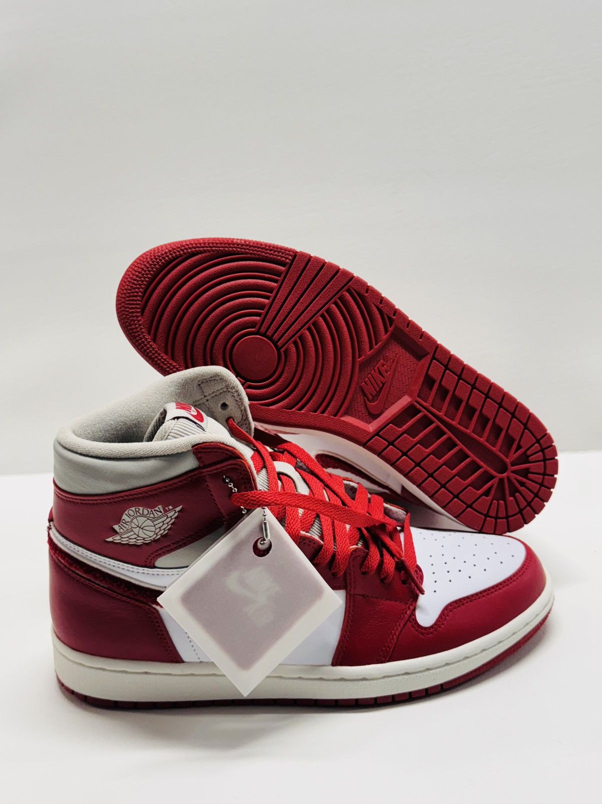 Jordan Brand Air Jordan 1 Retro Hi OG Varsity Red Size US 10.5 / IT 40.5 - 1 Thumbnail