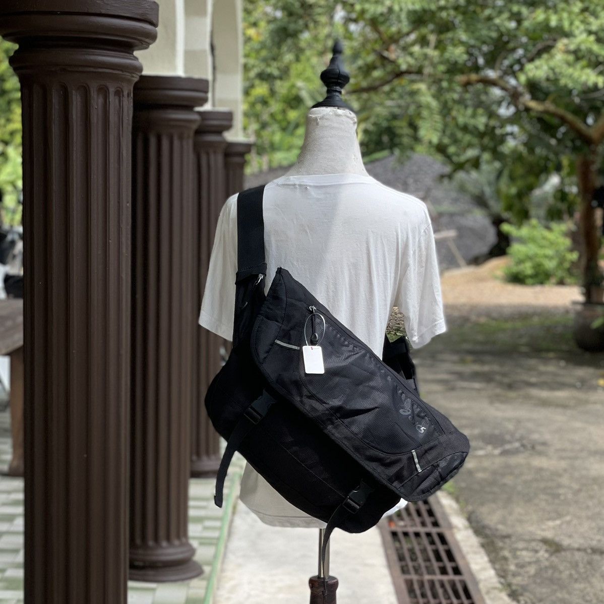 Asics × Vintage BLACK Y2K ASICS OVERSIZED CROSSBODY Size ONE SIZE - 1 Thumbnail