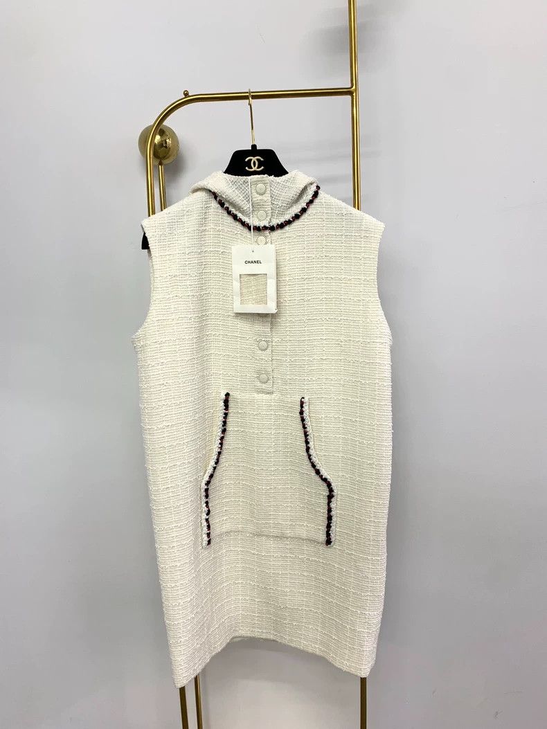 Chanel Chanel 25C White Tweed Beaded Hooded Dress - dmc Size M / US 6-8 / IT 42-44 - 1 Thumbnail