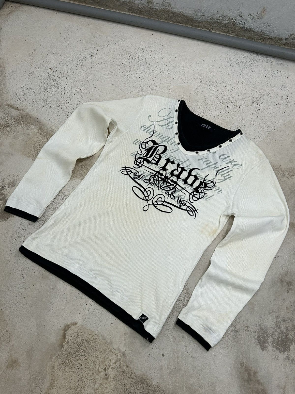 Designer × Japanese Brand ‘Brave’ Gothic Graphic V-Neck Long Sleeve w/ Studded Collar Size US S / EU 44-46 / 1 - 3 Thumbnail