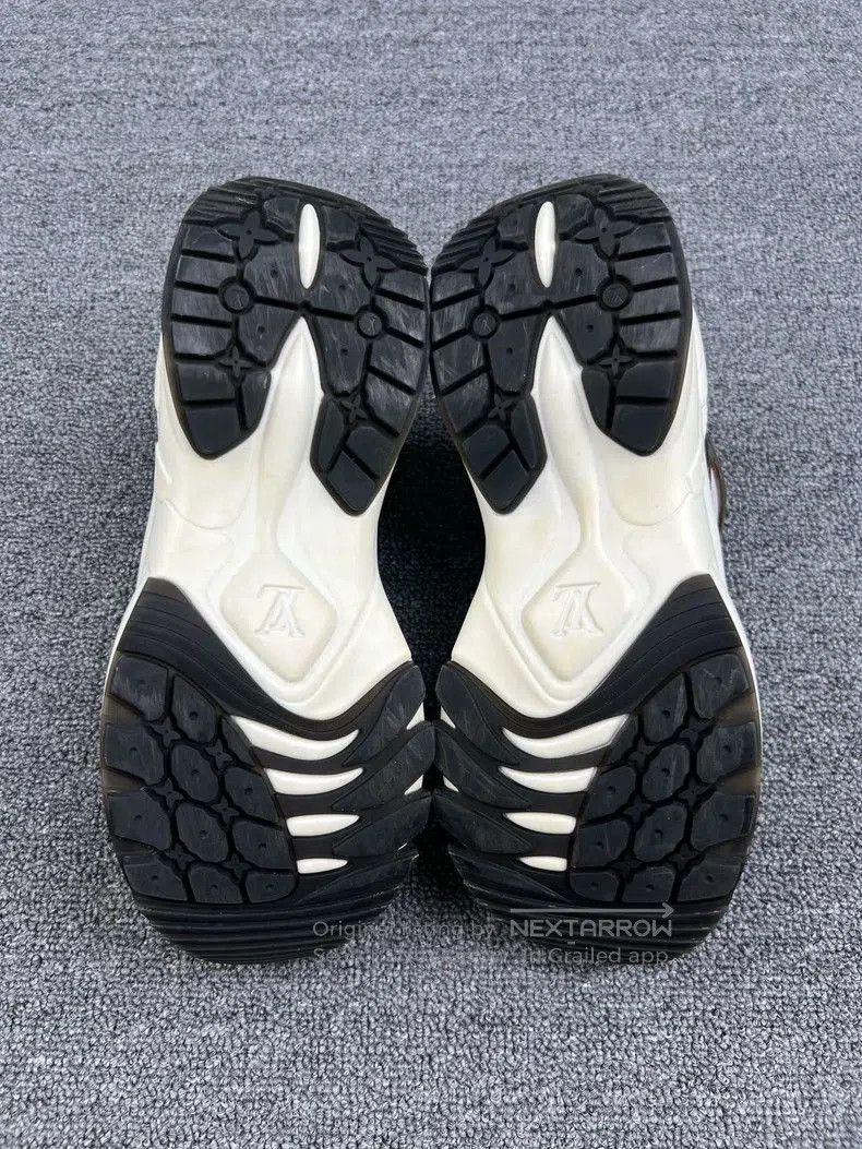 Louis Vuitton Louis Vuitton Run55 Sneakers White Black. Size US 5.5 / EU 38 - 5 Thumbnail