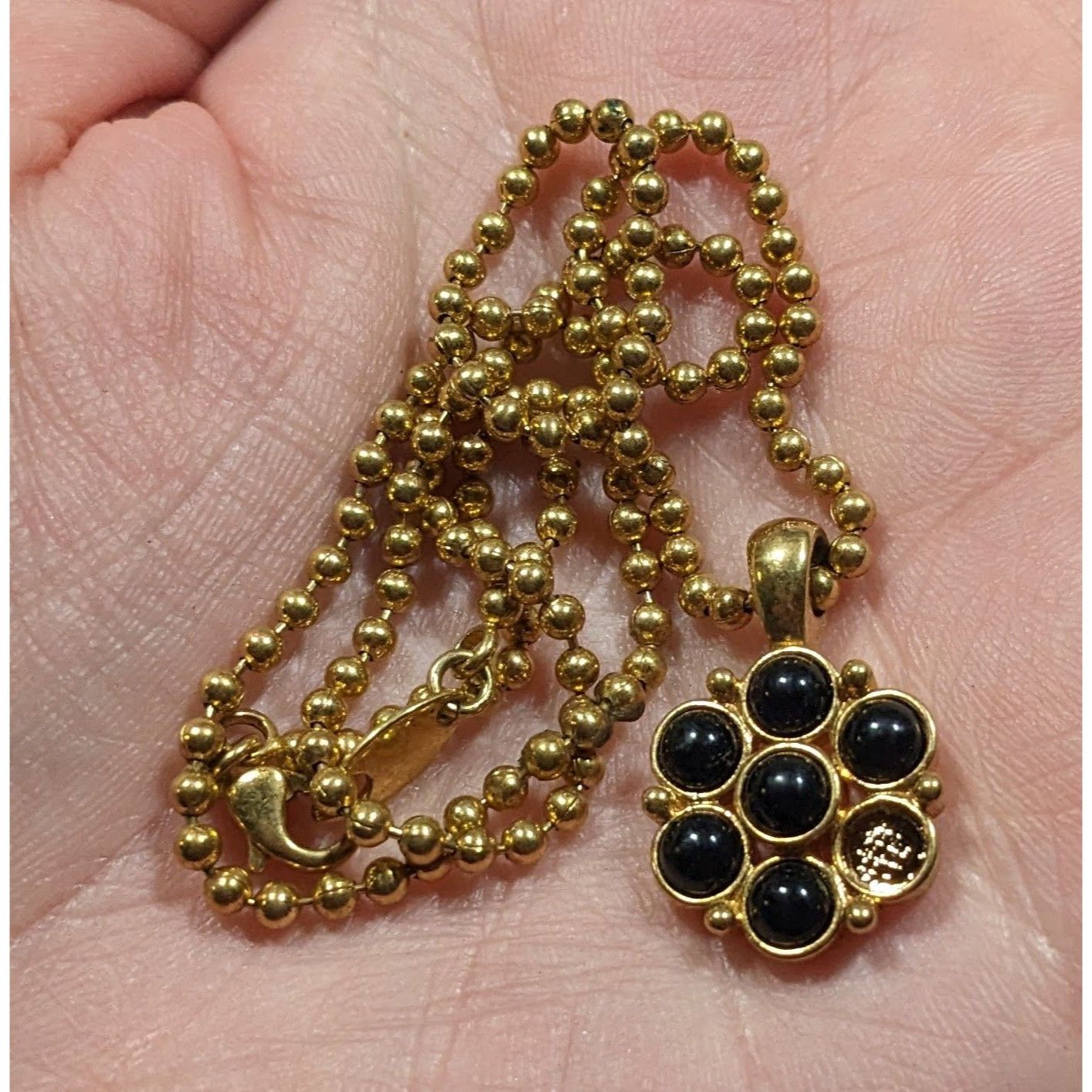 Other Elegant Retro Black And Gold Tone Flower Pendant Necklace Size ONE SIZE - 5 Thumbnail