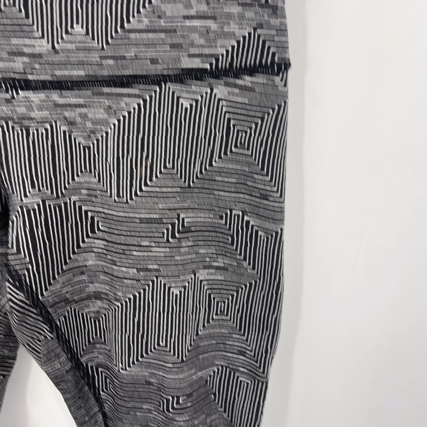 Lululemon Lululemon Wunder Under Crop Pants Womens 6 III Maze Jacquard Leggings Athletic Gray Geometric Cropped Activewear Regular Size 6 Womens Size 28" / US 6 / IT 42 - 4 Thumbnail