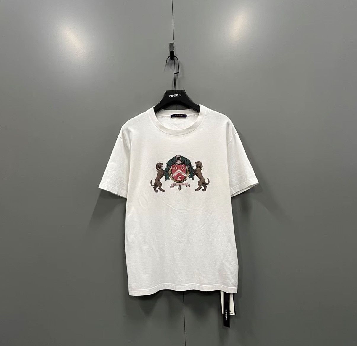Louis Vuitton Louis Vuitton LV 25 Embroidered Badge Short Sleeve Top J41 Size L / US 10 / IT 46 - 1 Thumbnail