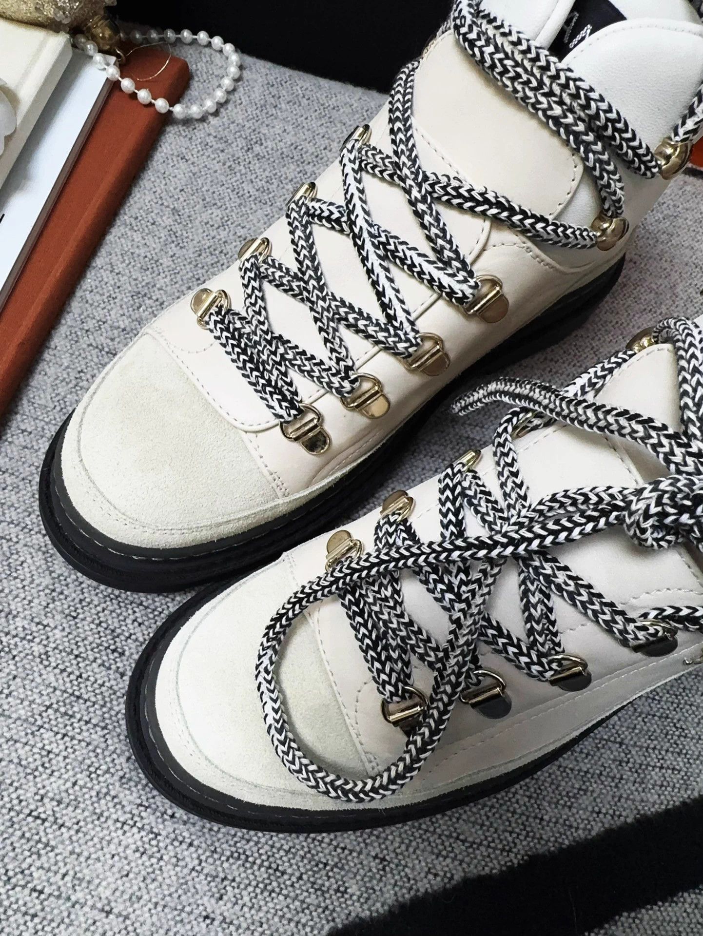 Chanel Chanel Coco neige cream suede lace-up snow boots 36 new Size US 5 / IT 35 - 6 Thumbnail