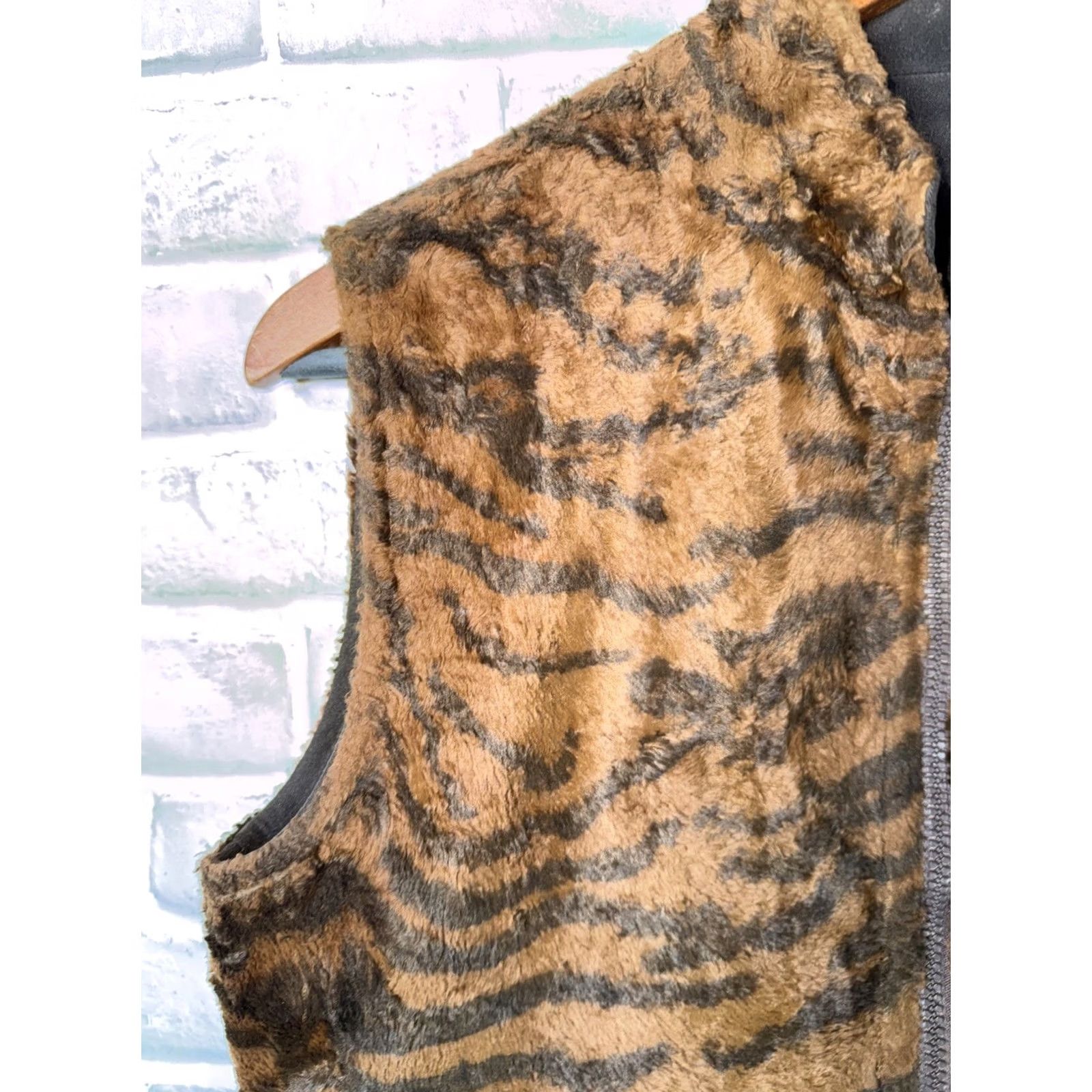 St. John ST. JOHN SPORT Marie Brown Reversible Tiger Faux Fur Animal Print Vest Sz P Womens Size S / US 4 / IT 40 - 3 Thumbnail