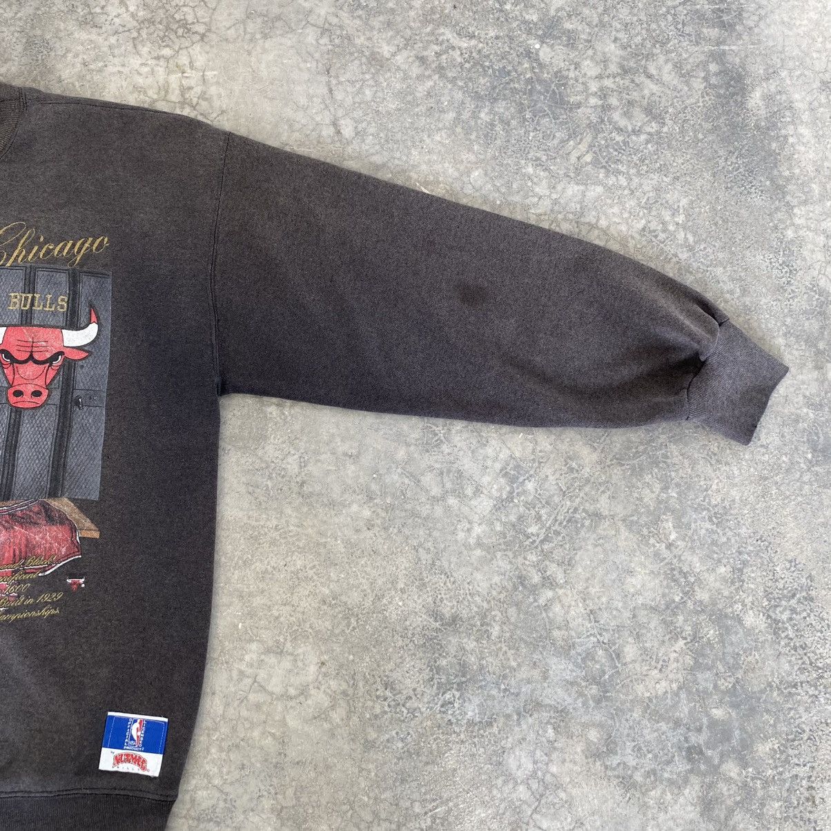 NBA VTG 90’s Chicago Bulls MJ Sun Faded Crewneck Sweatshirt Size US L / EU 52-54 / 3 - 10 Thumbnail