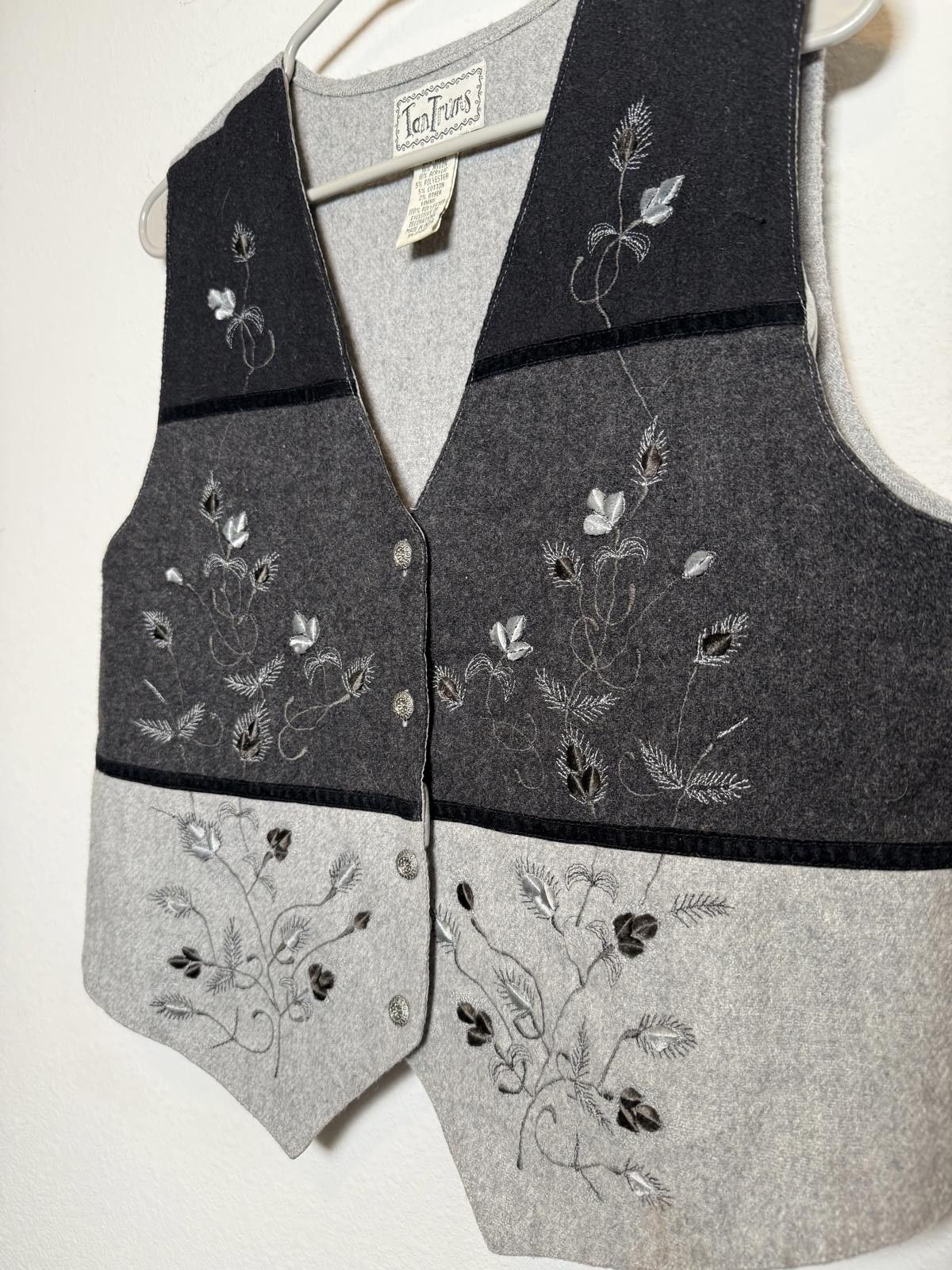 Other Vintage 90s Y2K Black and Gray Embroidered Wool Blend Vest Size L / US 10 / IT 46 - 2 Thumbnail