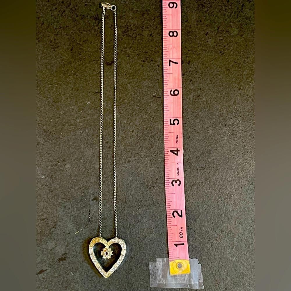 Designer VTG Beautifully Clasped Heart Shaped Pendant Necklace Size ONE SIZE - 1 Thumbnail