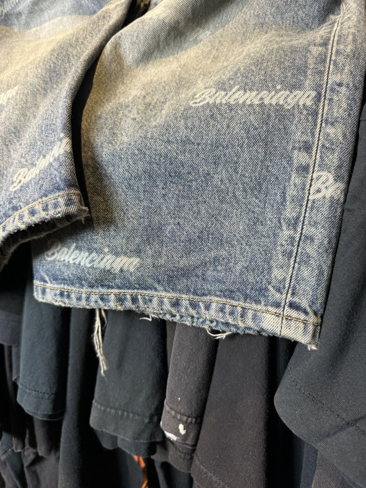 Balenciaga Balenciaga All Over Logo Light Wash Cropped Jeans - 31 Size US 31 - 17 Thumbnail