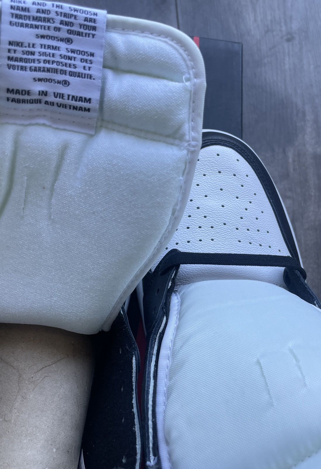 Jordan Brand × Nike New Nike Jordan 1 Retro Hi OG WMNS Satin Black Toe sneaker Size US 11 / IT 41 - 4 Thumbnail