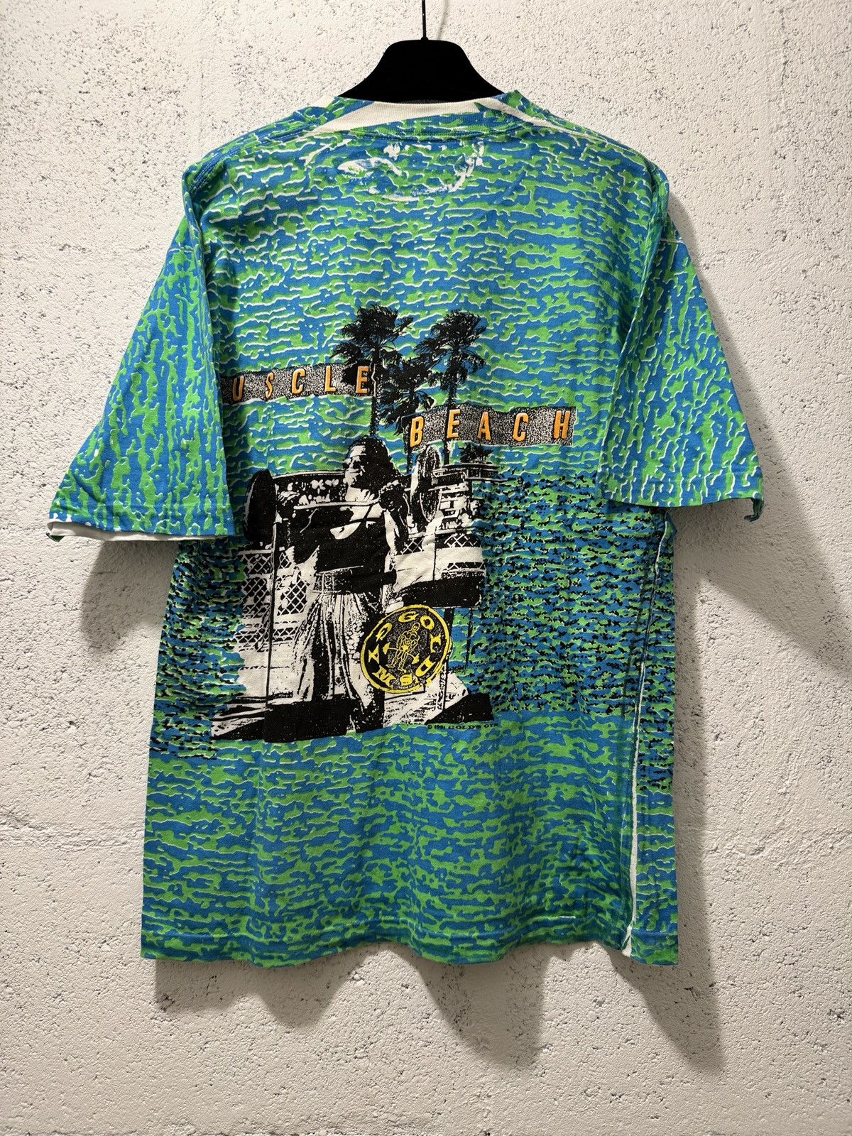 Vintage *RARE* VTG 1991 90s AOP GOLD’S GYM MUSCLE BODYBUILDING TEE Size US M / EU 48-50 / 2 - 4 Thumbnail