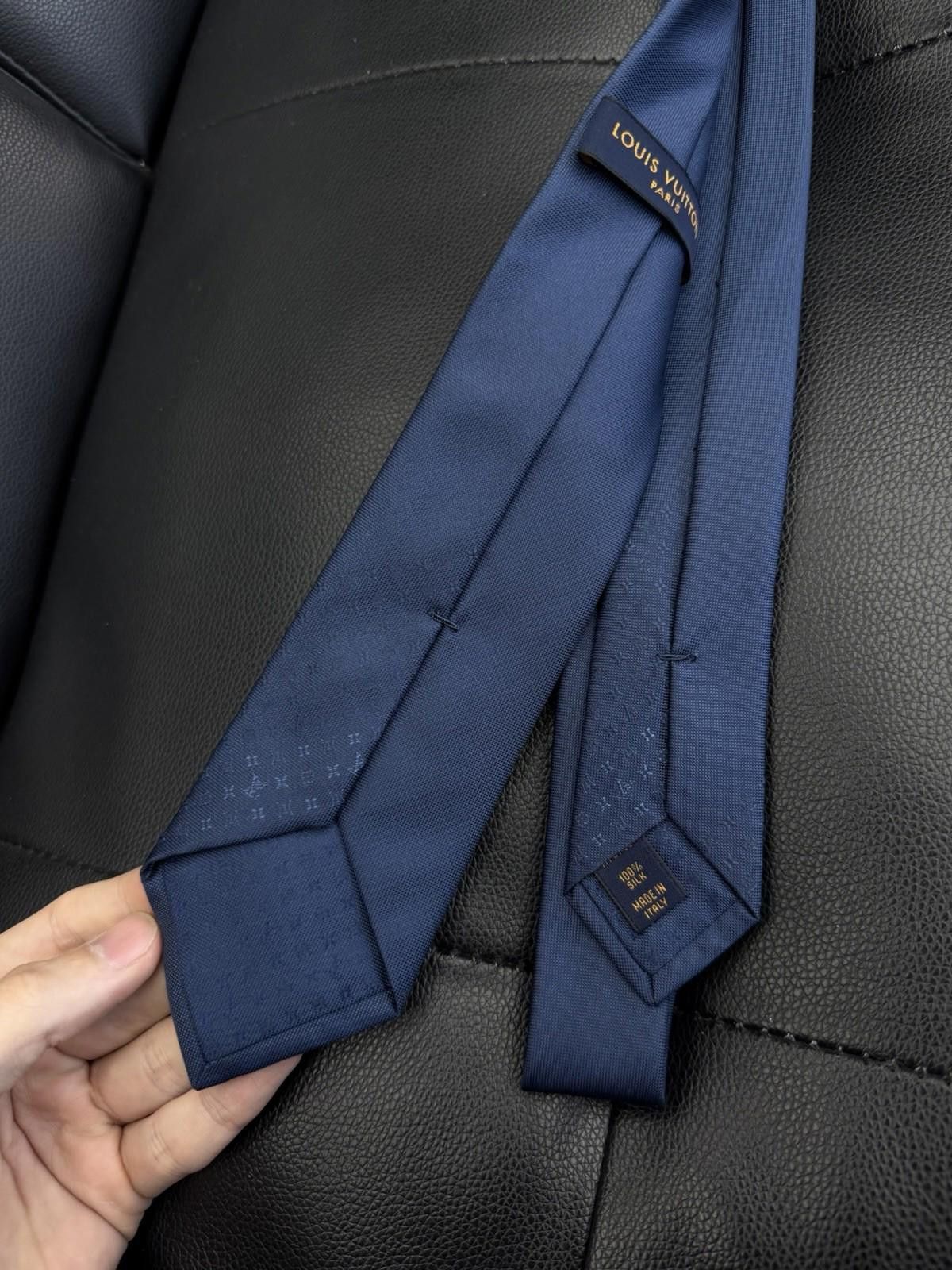 Louis Vuitton Louis Vuitton Tie Silk 100 % Authentic Monogram Tie , Blue Size ONE SIZE - 4 Thumbnail