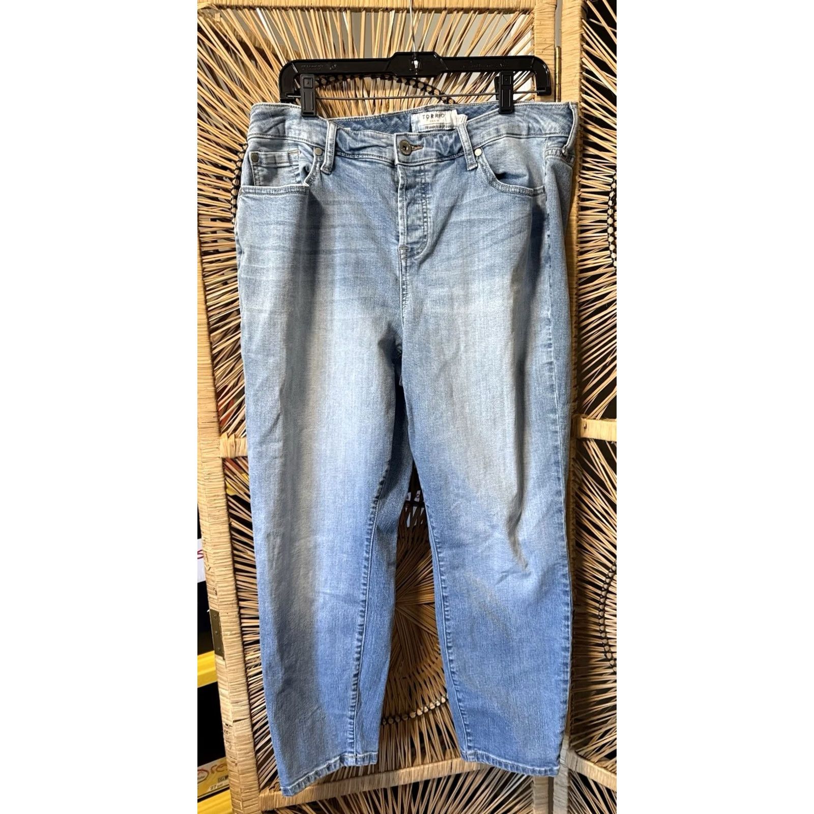 Torrid Torrid Girlfriend Crop Jeans 16 Light Wash EUC Womens Jeans Crop Blue 90s? Size 38" / US 16 / IT 52 - 2 Thumbnail
