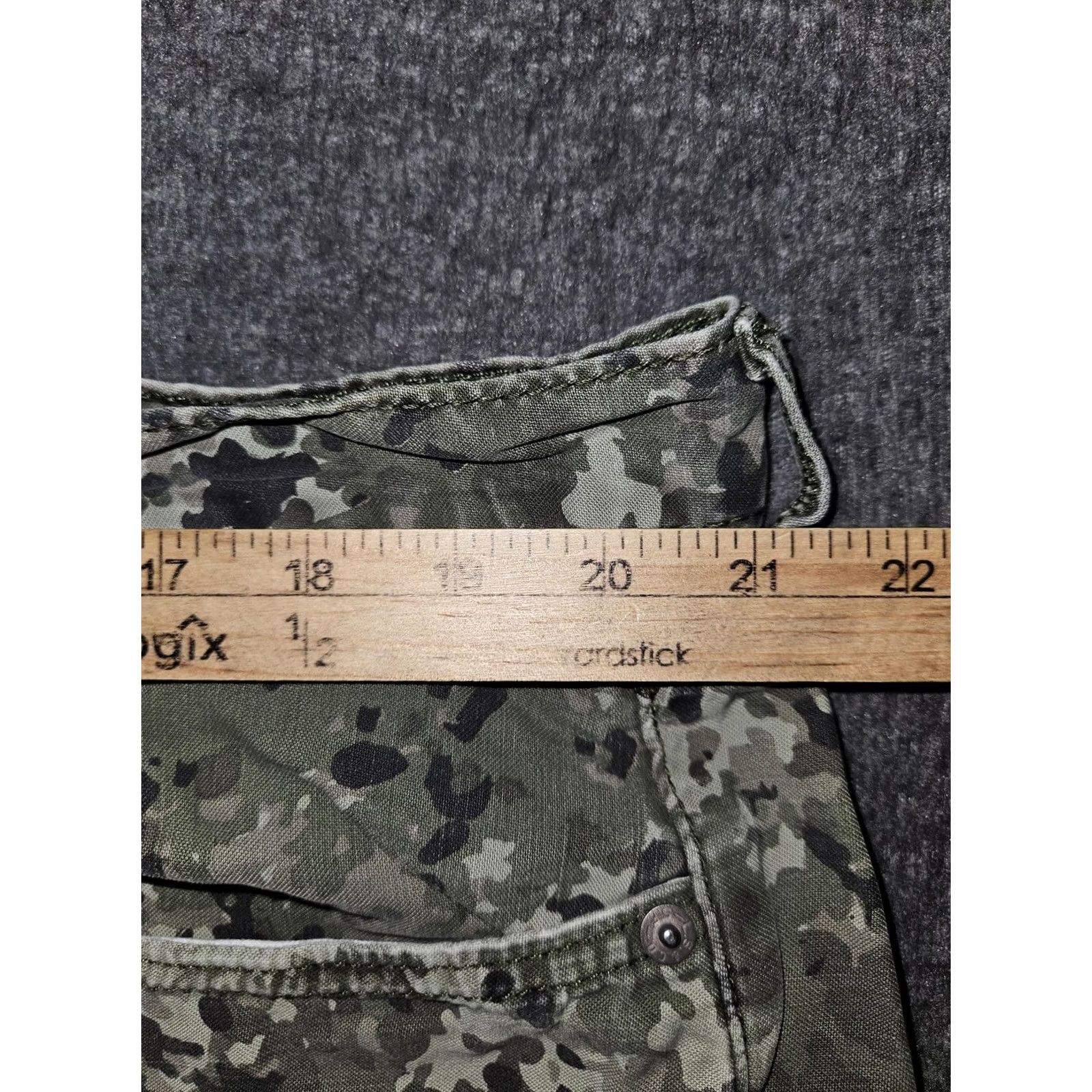Levi's Levi's Bermuda Shorts Mens 42 Green Camouflage Denim Relaxed 5-Pocket Pockets Summer Casual Bermuda Shorts Size US 42 / EU 58 - 2 Thumbnail