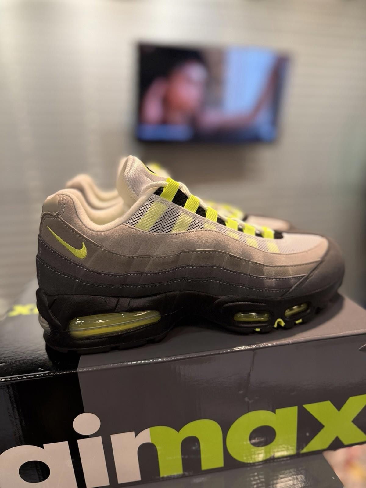 Nike Size 9 - Nike Air Max 95 OG 2025/2026 Neon (HM4740 001) Size US 9 / EU 42 - 3 Thumbnail